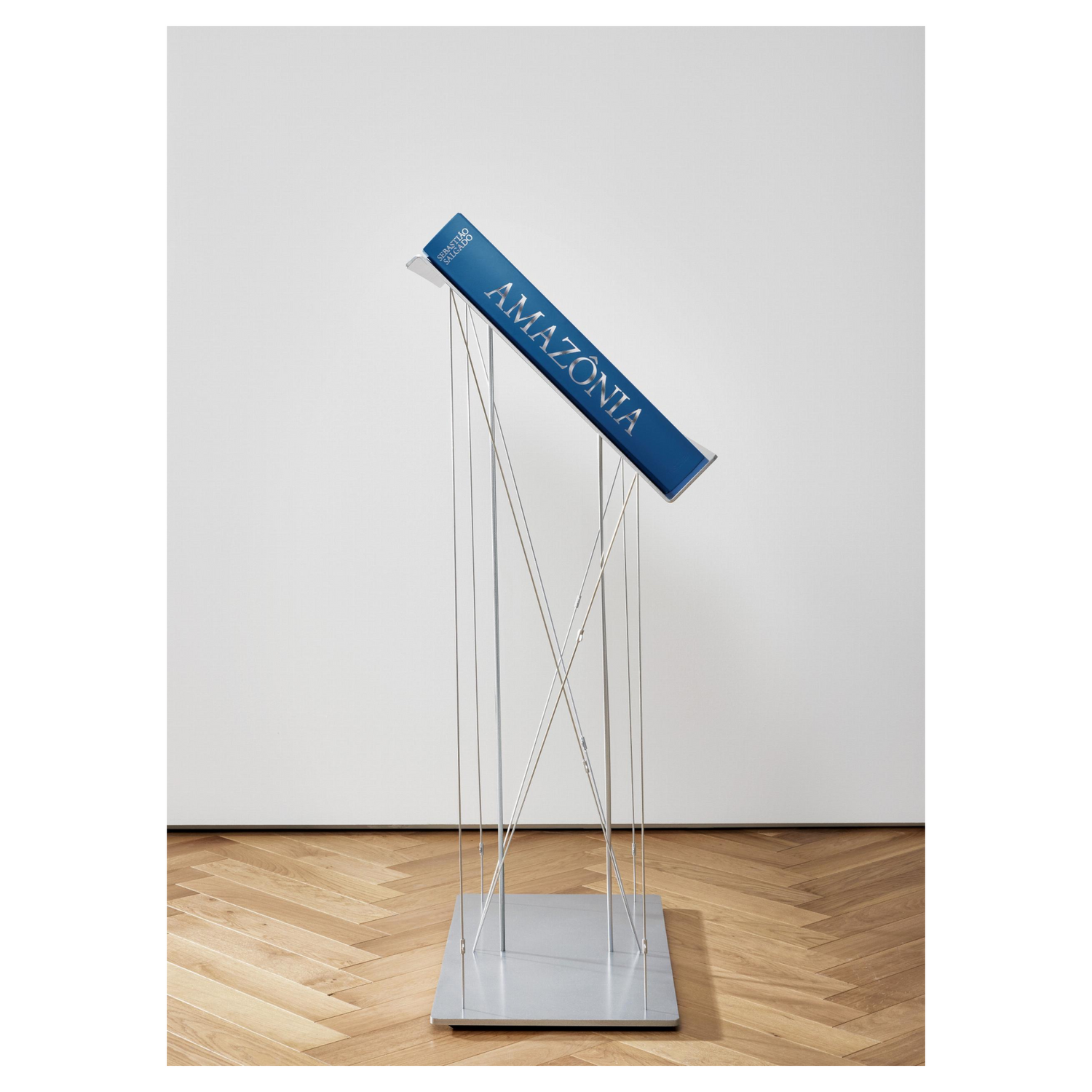 Sebastião Salgado Amazônia SUMO Ausgabe auf exklusivem Präsentationsständer