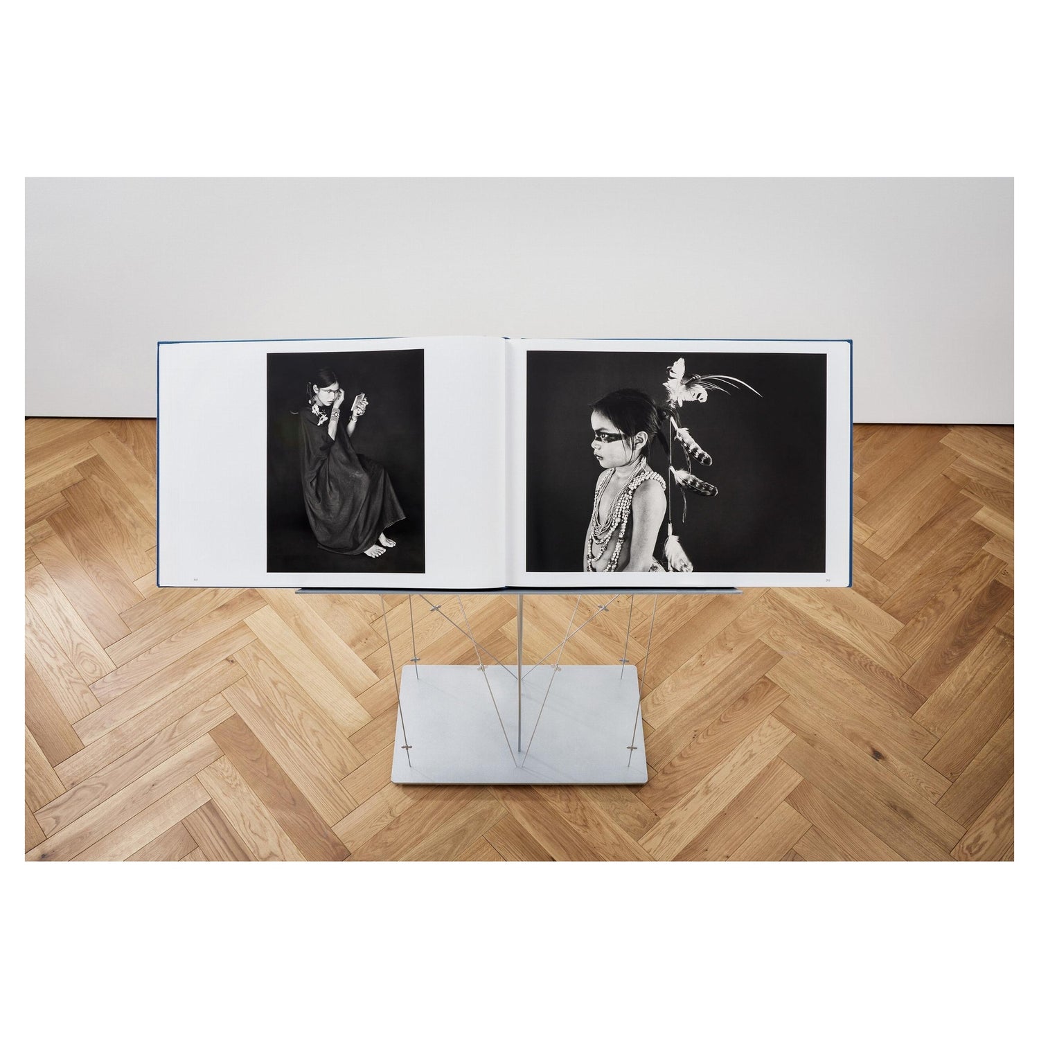 Buchständer aus Baustahl mit pulverbeschichteter Oberfläche