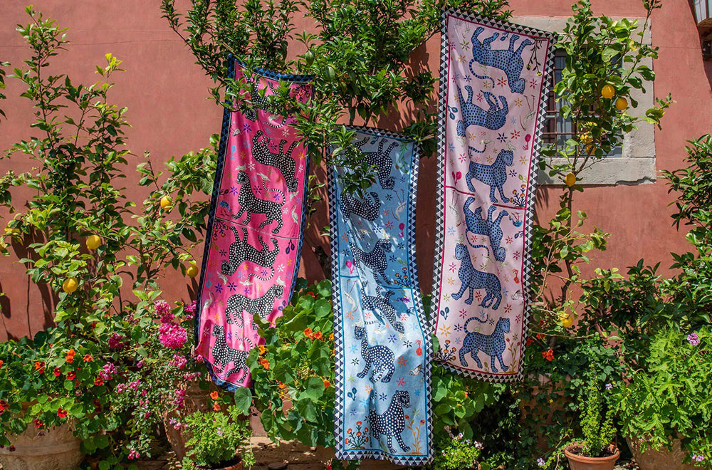 Seidenschal - 3 Farbvarianten hängen im Baum