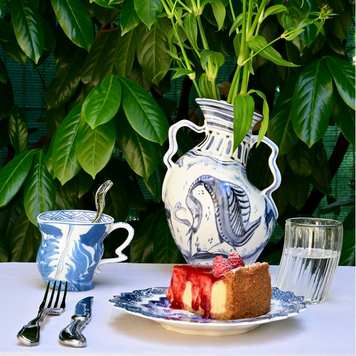 Moderne Interpretation einer Amphorenvase aus Porzellan