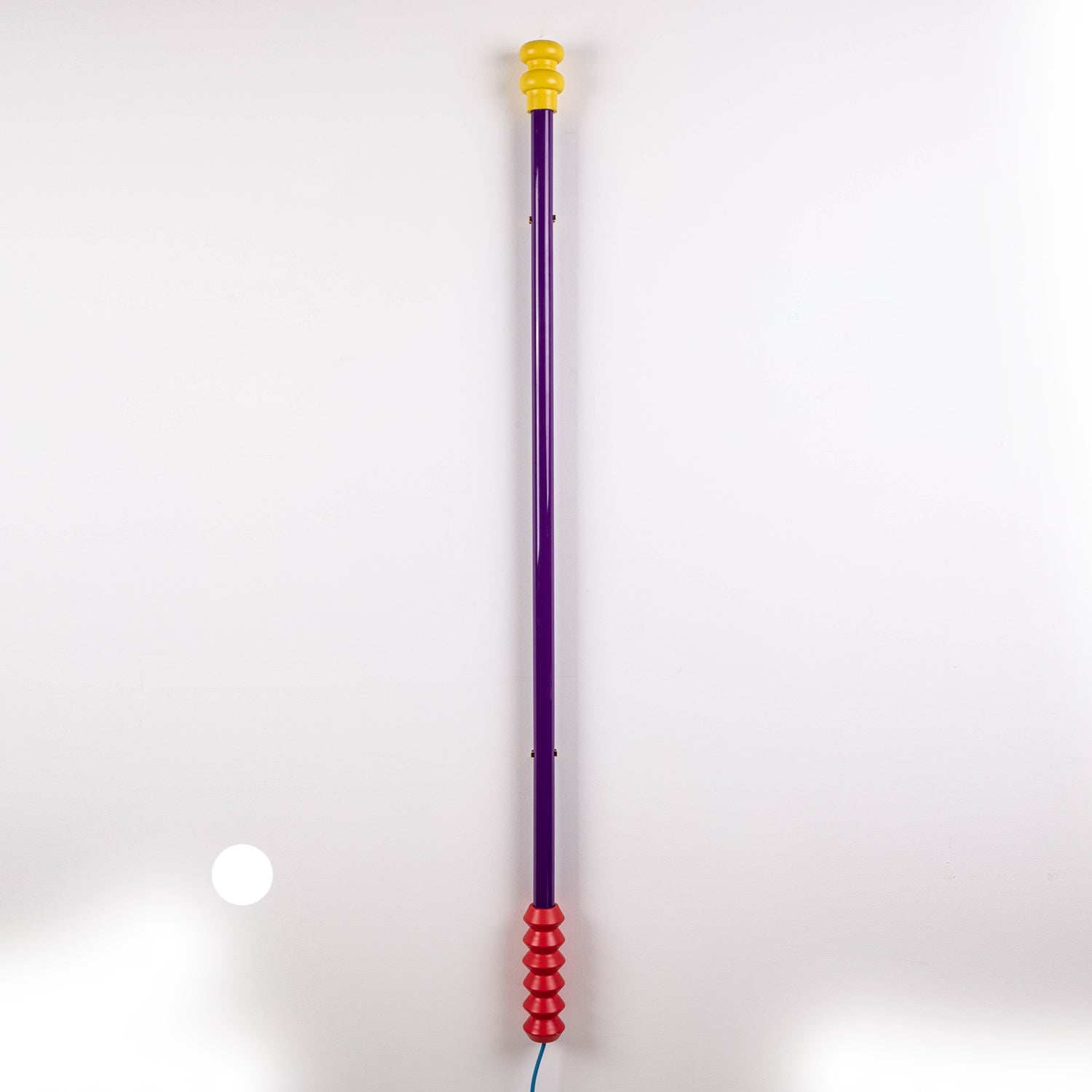 Seletti SUPERLINEA PURPLE LED-Leuchte in Violett mit roten und gelben Details