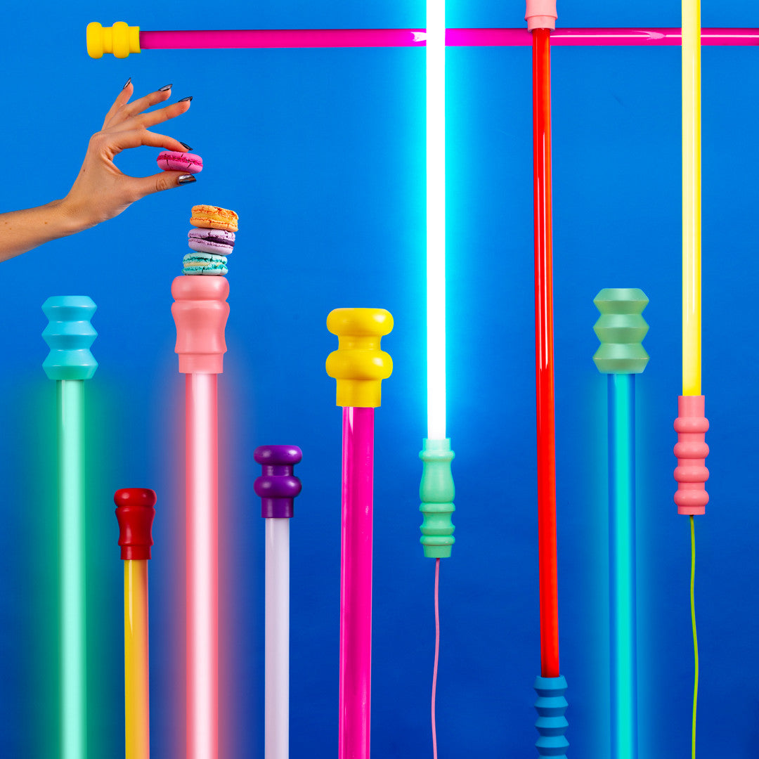 Moderne LED-Leuchte in Blau mit farbigen Enden