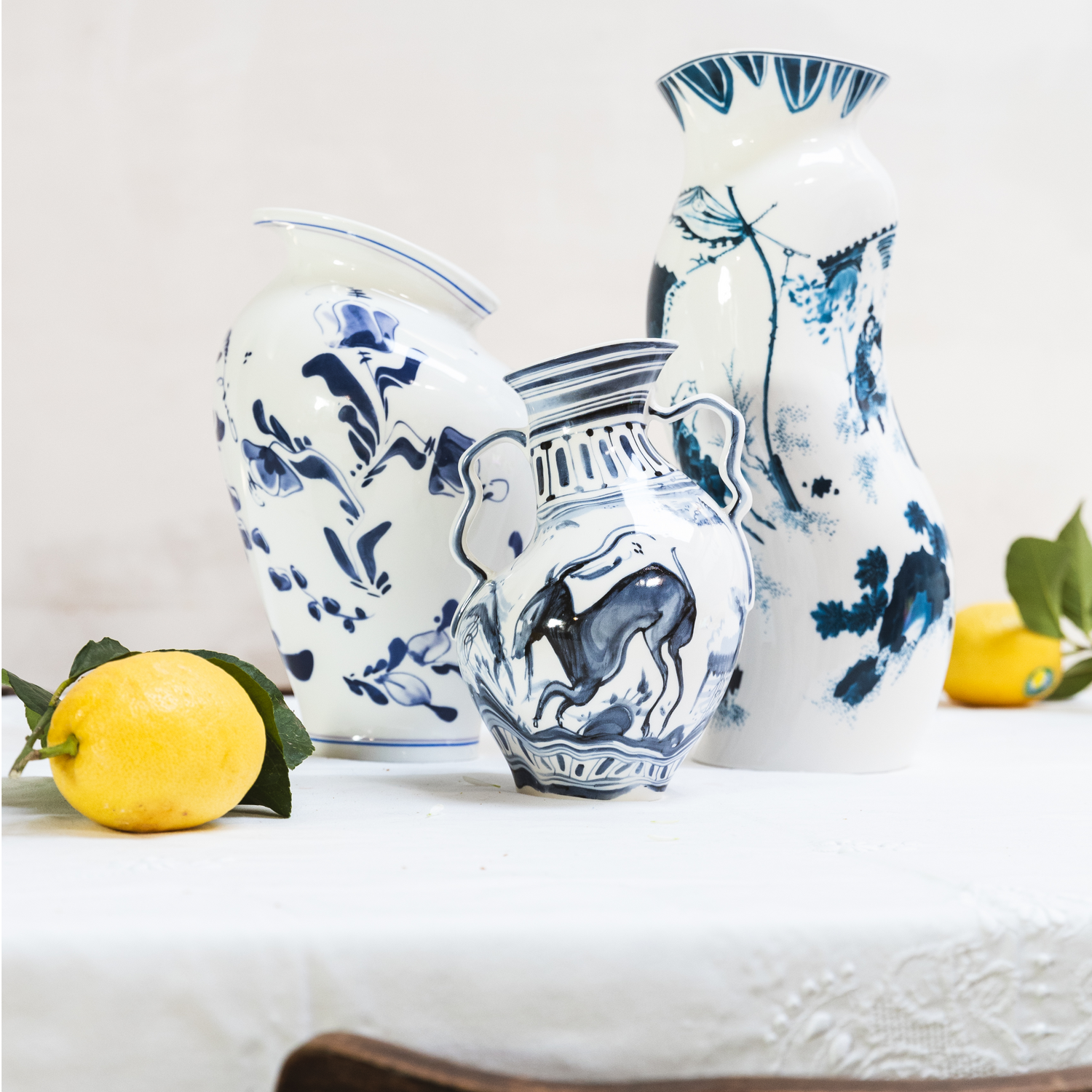 Weiß-blaue Blumenvase mit verzerrter Silhouette