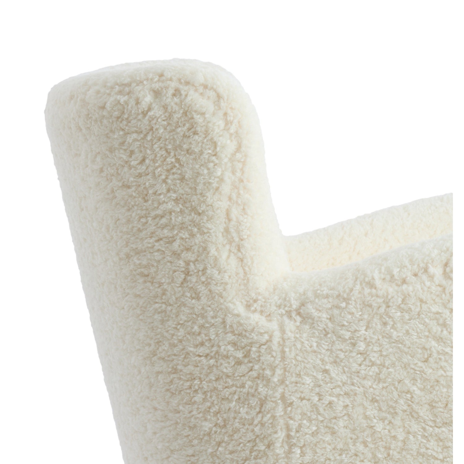 Detailaufnahme der weichen Stoffstruktur des VREYA Sessels