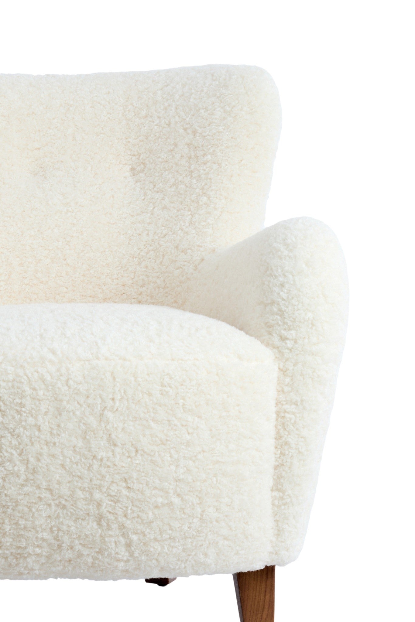 Design-Sessel in Weiß mit stabilen Holzfüßen in Dunkelbraun