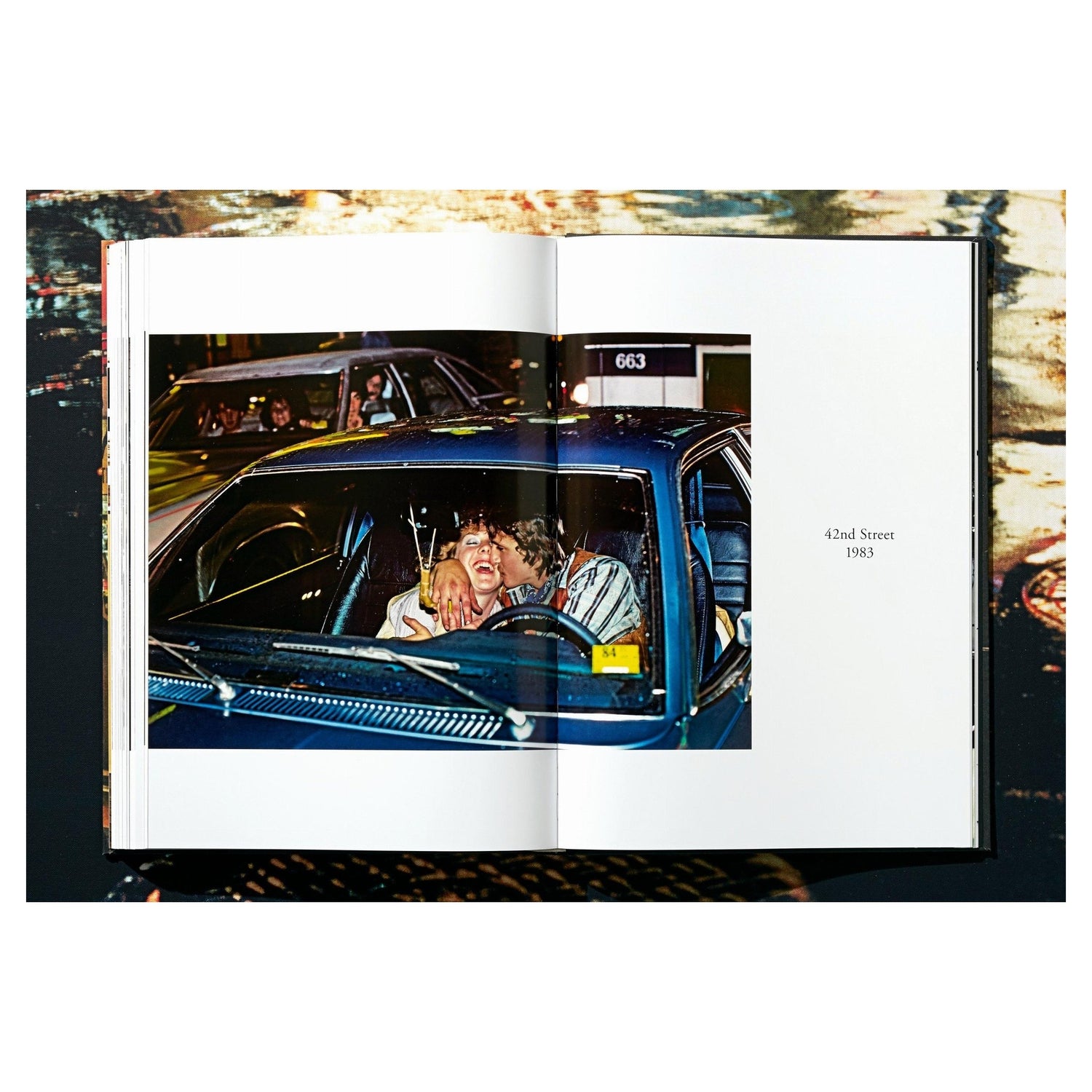 Lebendige Straßenszene mit Neonlichtern