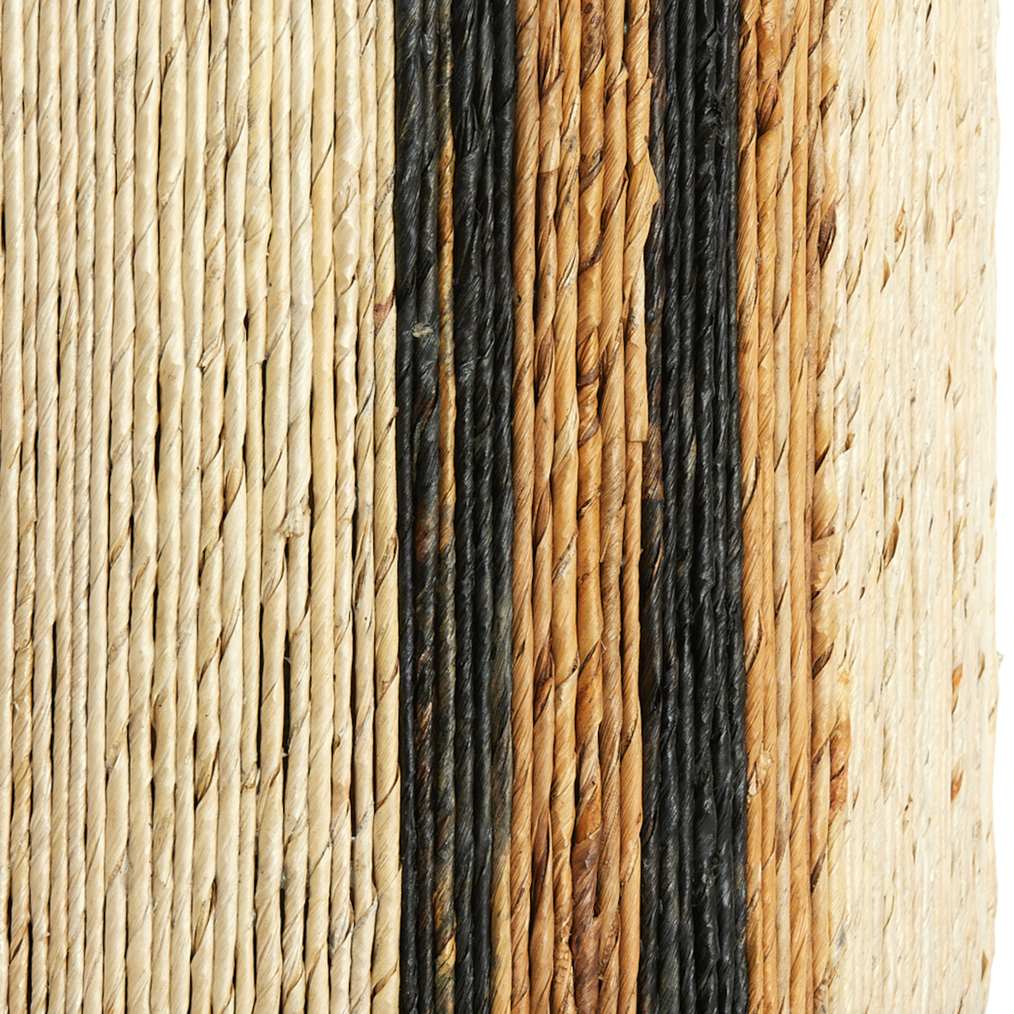 Detailansicht des Sitzpoufs "YUTURI" mit natürlichen Materialien