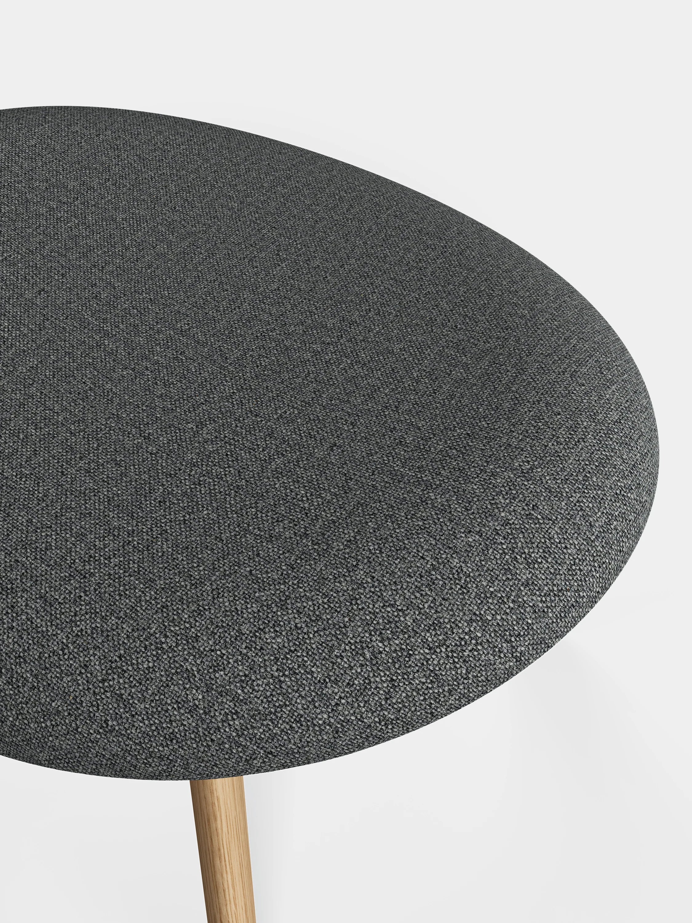 Design Ottoman Slab von Tom Dixon mit gebürsteter Eiche und weichem grauen Stoffbezug im stilvollen Wohnbereich