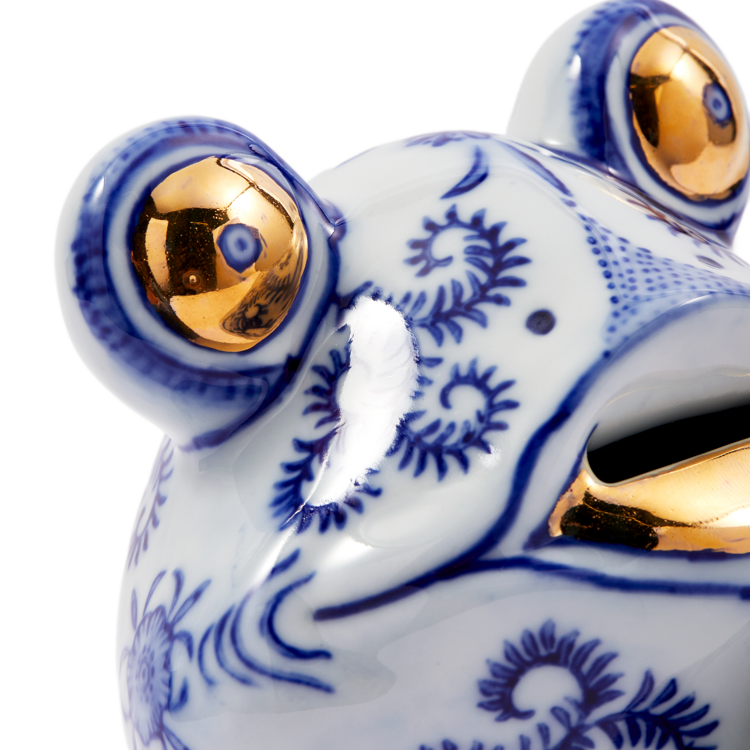 Detailansicht der handbemalten Oberfläche mit goldener Schnauze