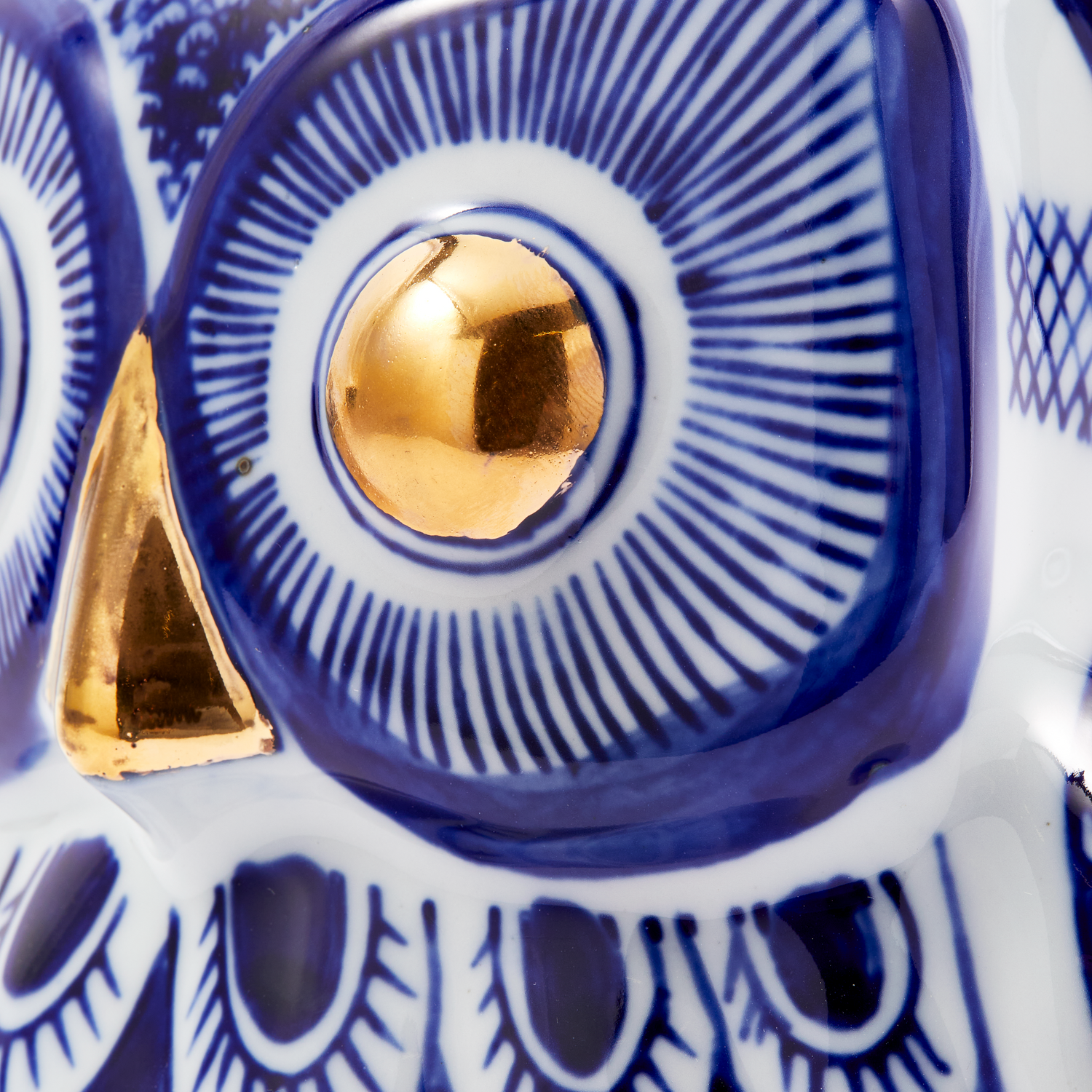 Porzellan-Eule mit goldfarbenem Schnabel und runden Augen