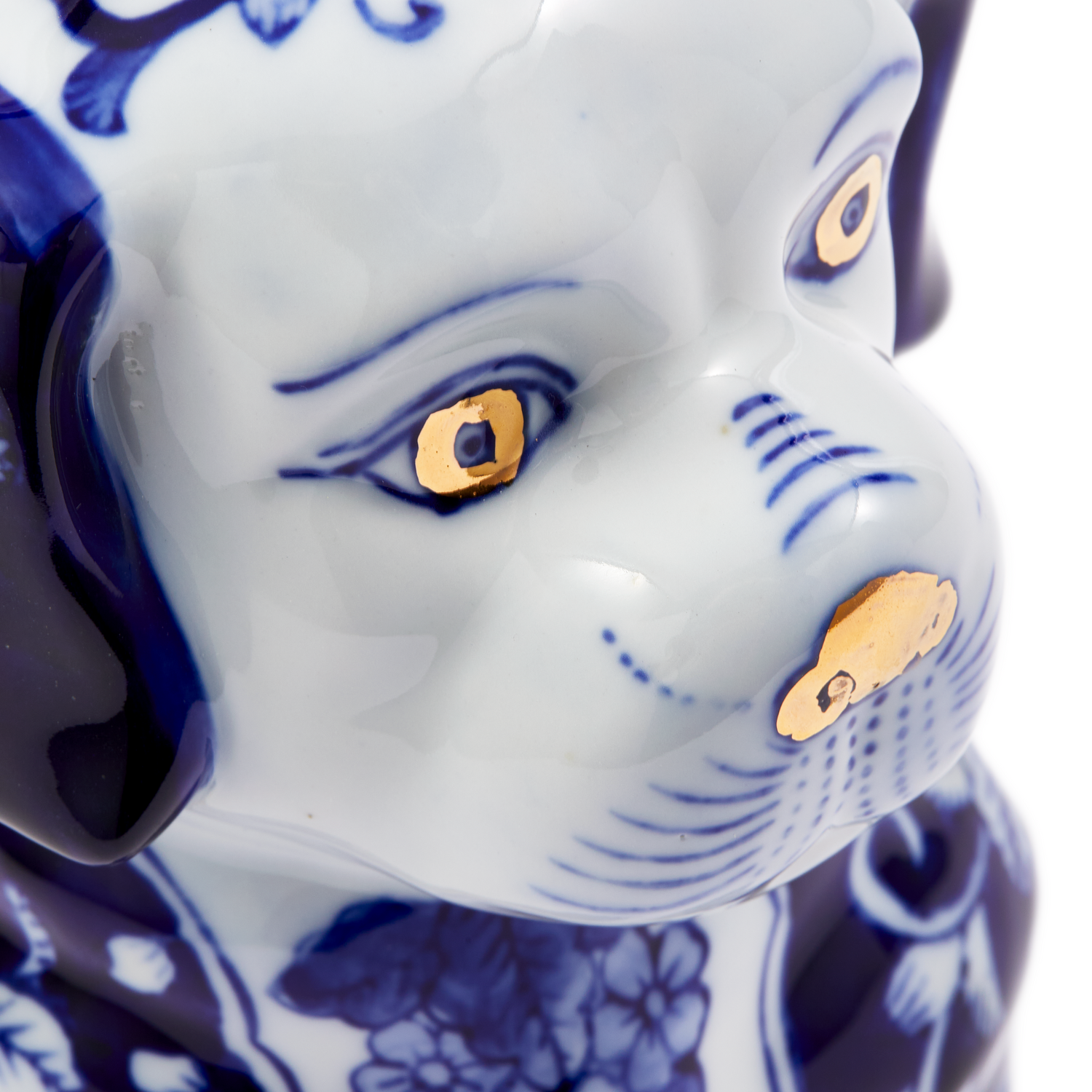 Seitenansicht des Hundes mit detailliertem Blumenmuster