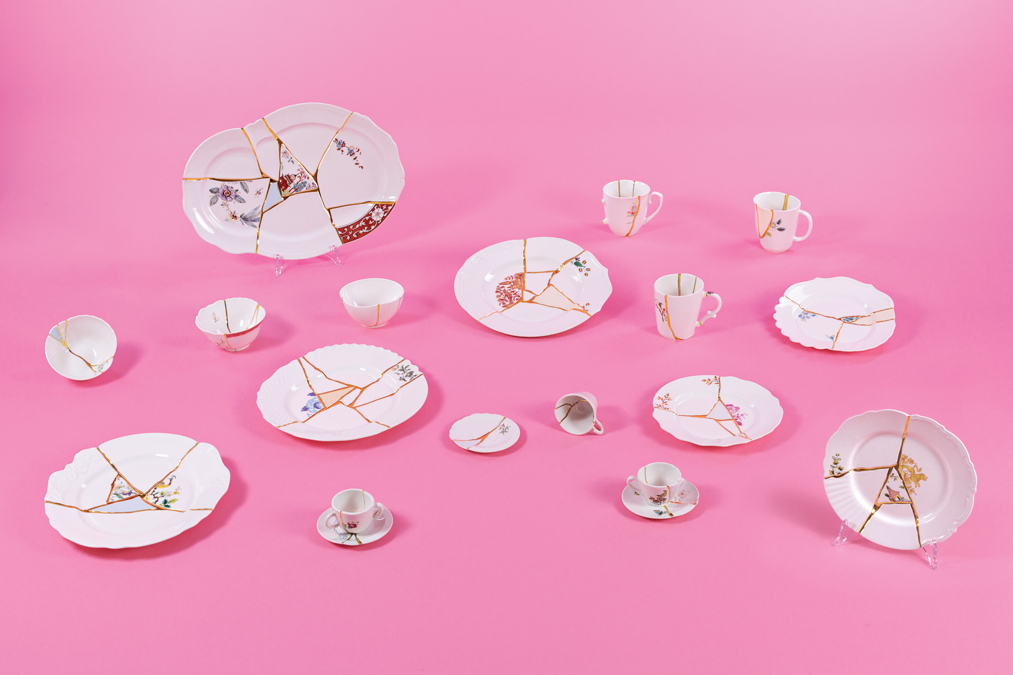 Designer-Speiseteller mit Goldakzenten von Seletti
