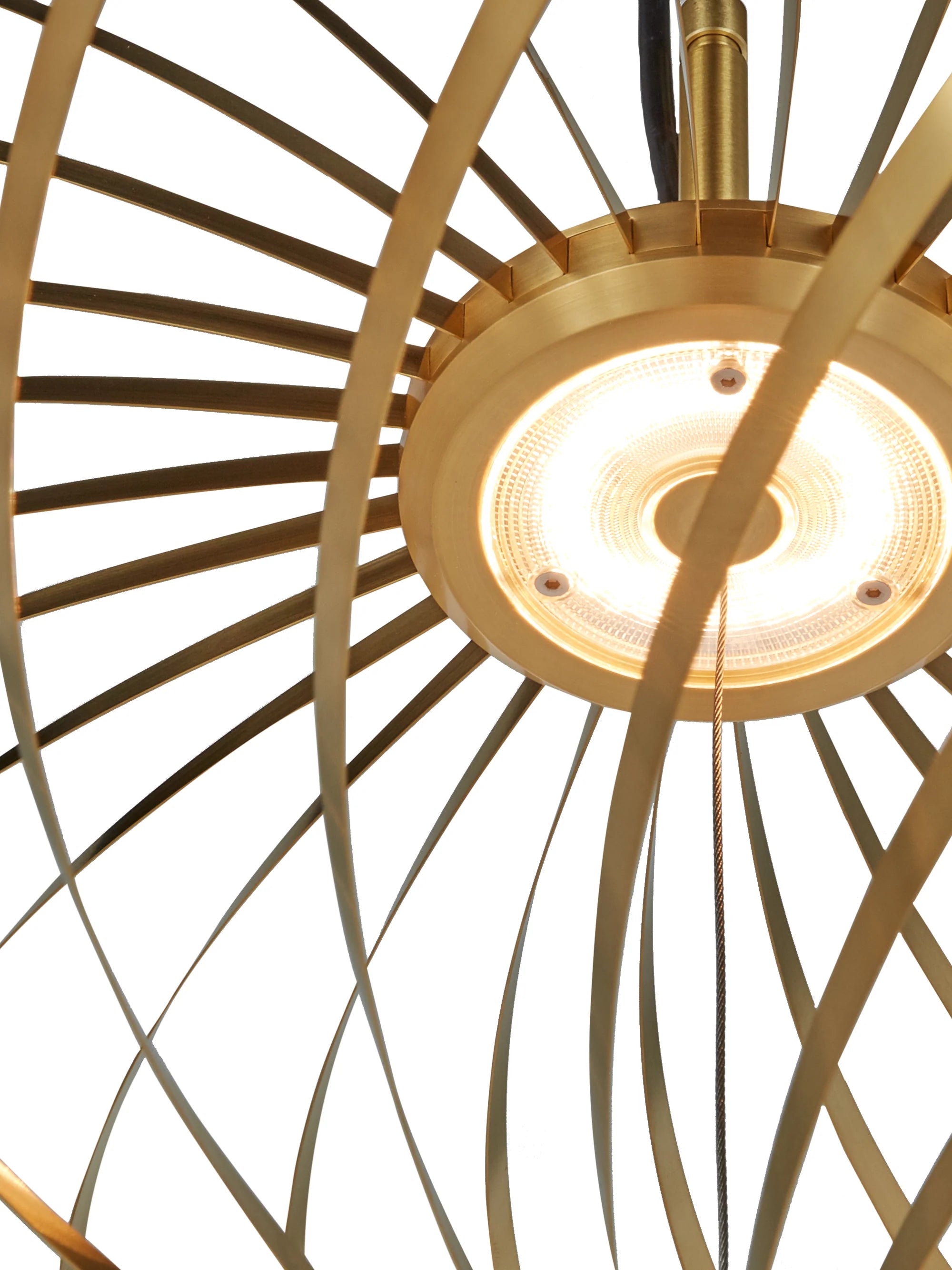 Spring Medium LED Pendelleuchte von Tom Dixon aus poliertem Messing, minimalistisch entfaltet mit warmem Licht im modernen Wohnraum