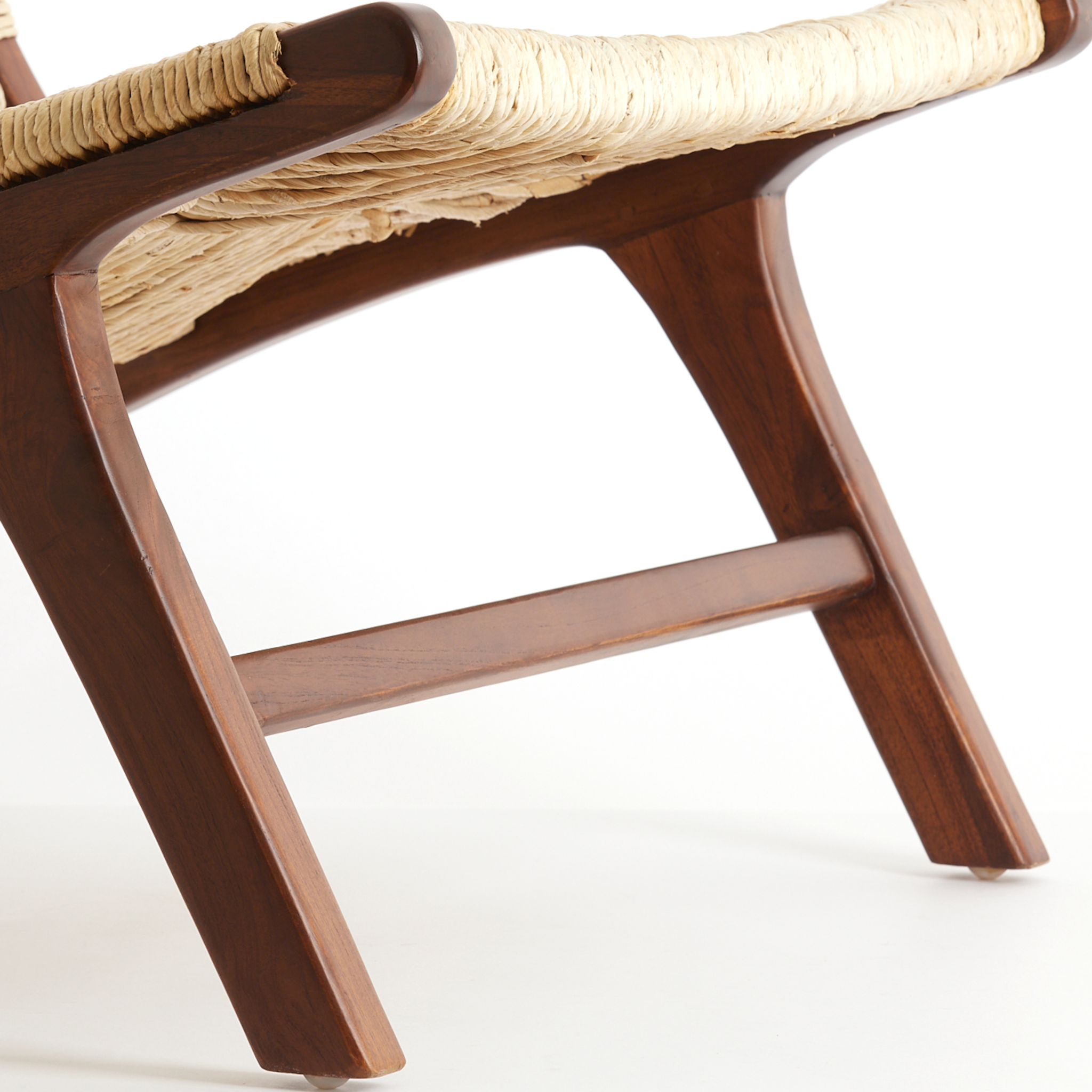 Handgefertigter PAYAN Stuhl von Light & Living in eleganter dunkelbrauner Farbe.