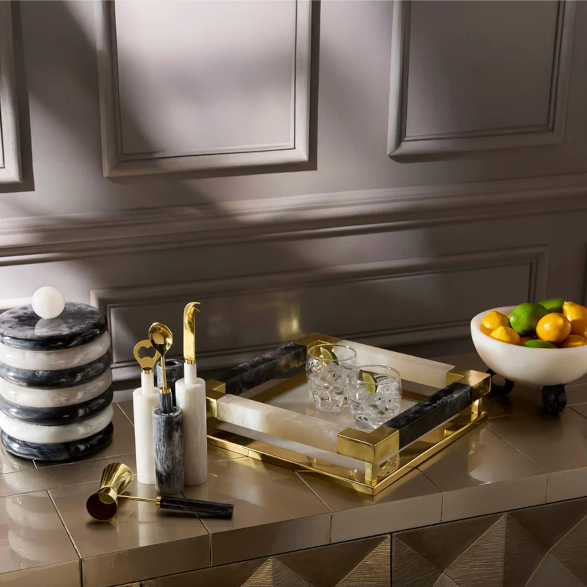 Elegantes Wohnaccessoire: Jonathan Adler Tablett mit glänzendem Finish