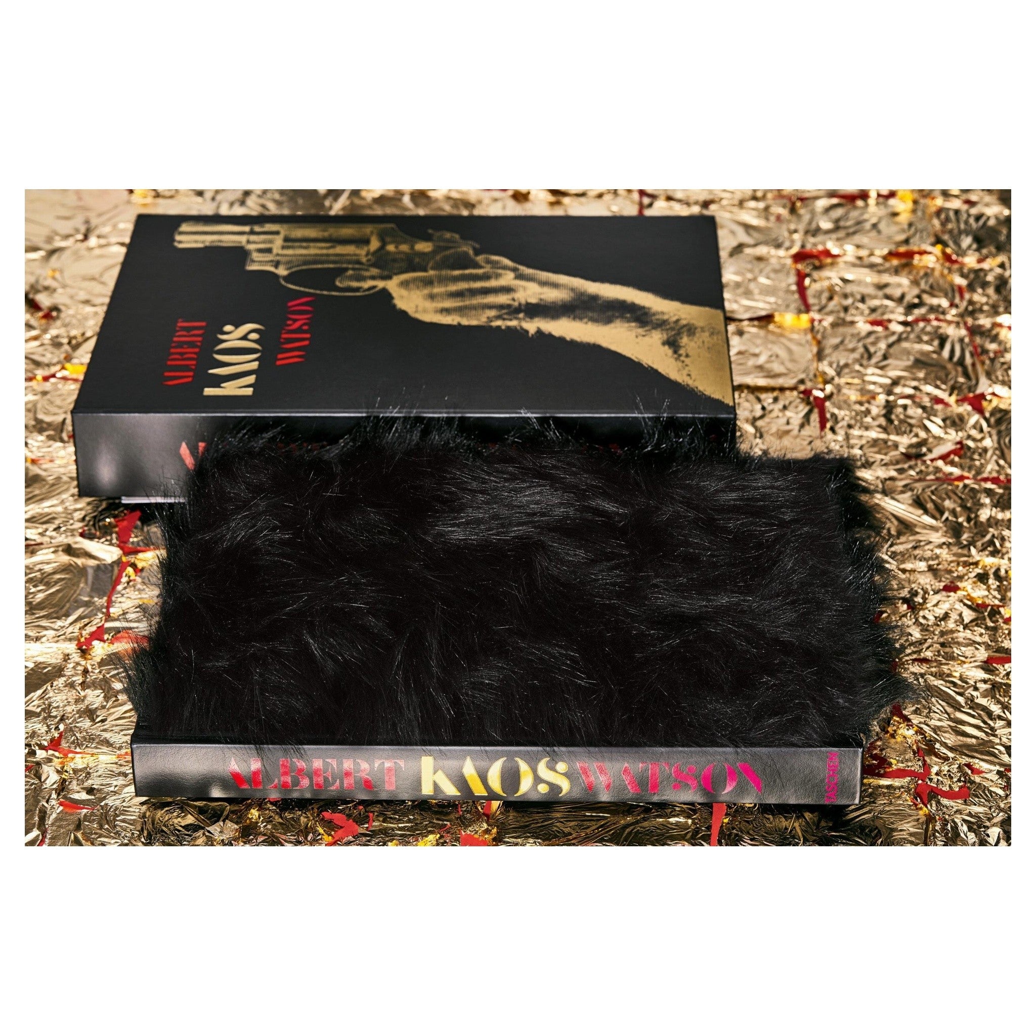 Hochwertiger Druck des KAOS Covers mit markanter Illustration.