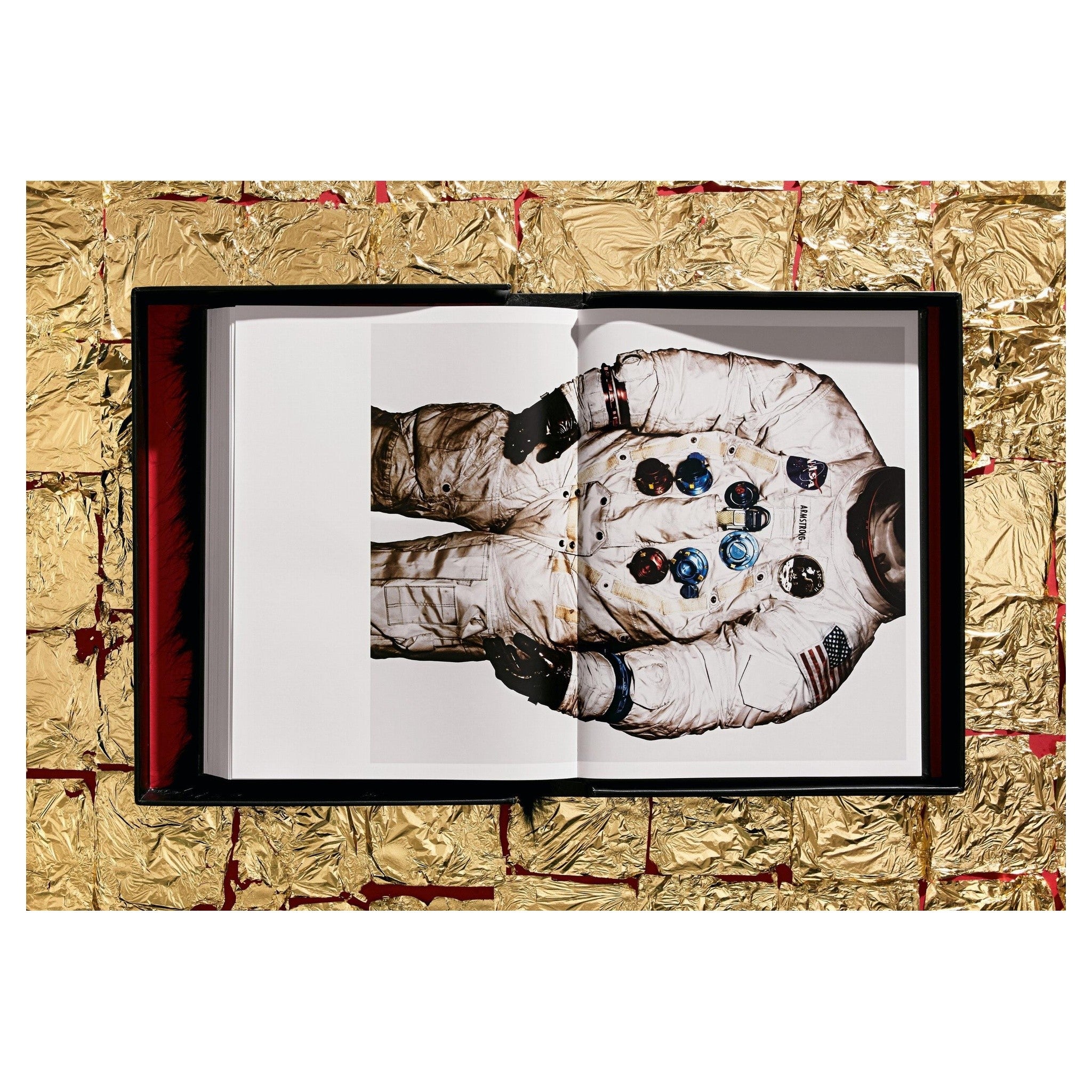 Fellimitat-Schuber mit dichter, schwarzer Faserntextur.