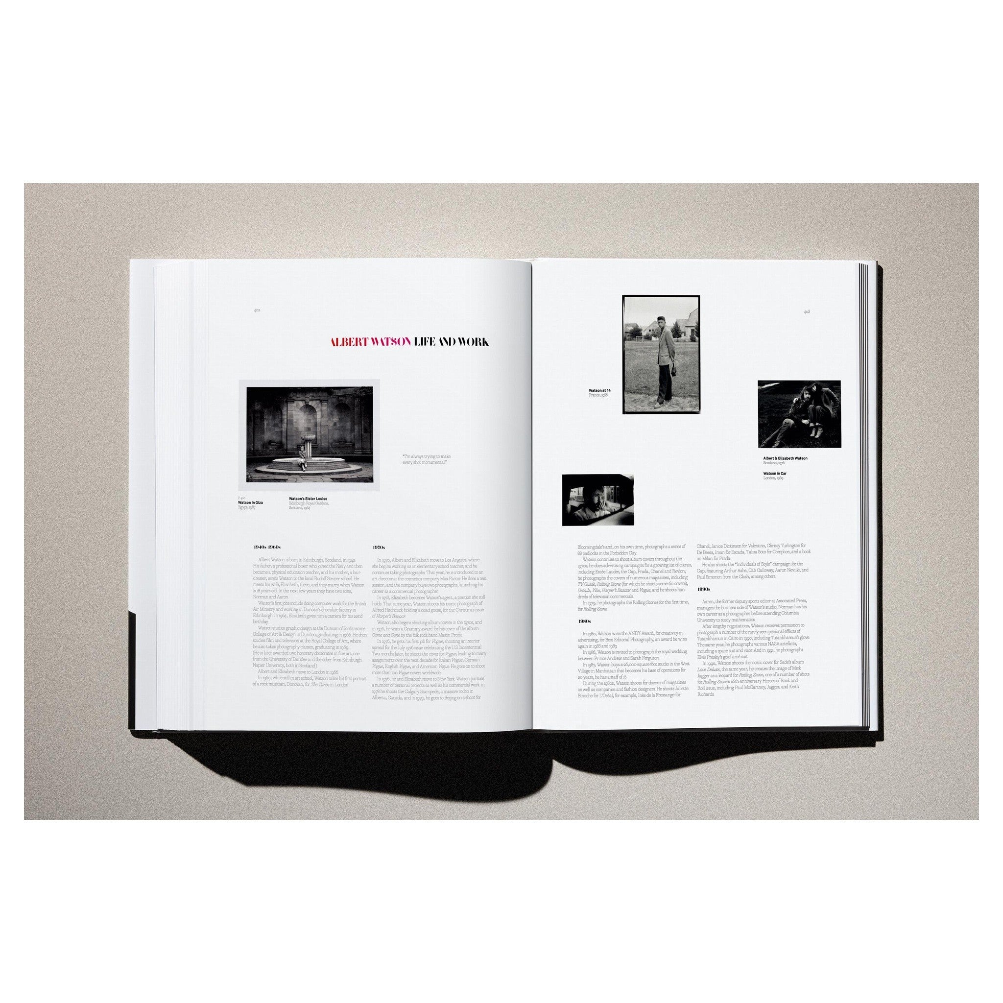 Fotografische Nahaufnahme der Coverprägung von „Kaos“.