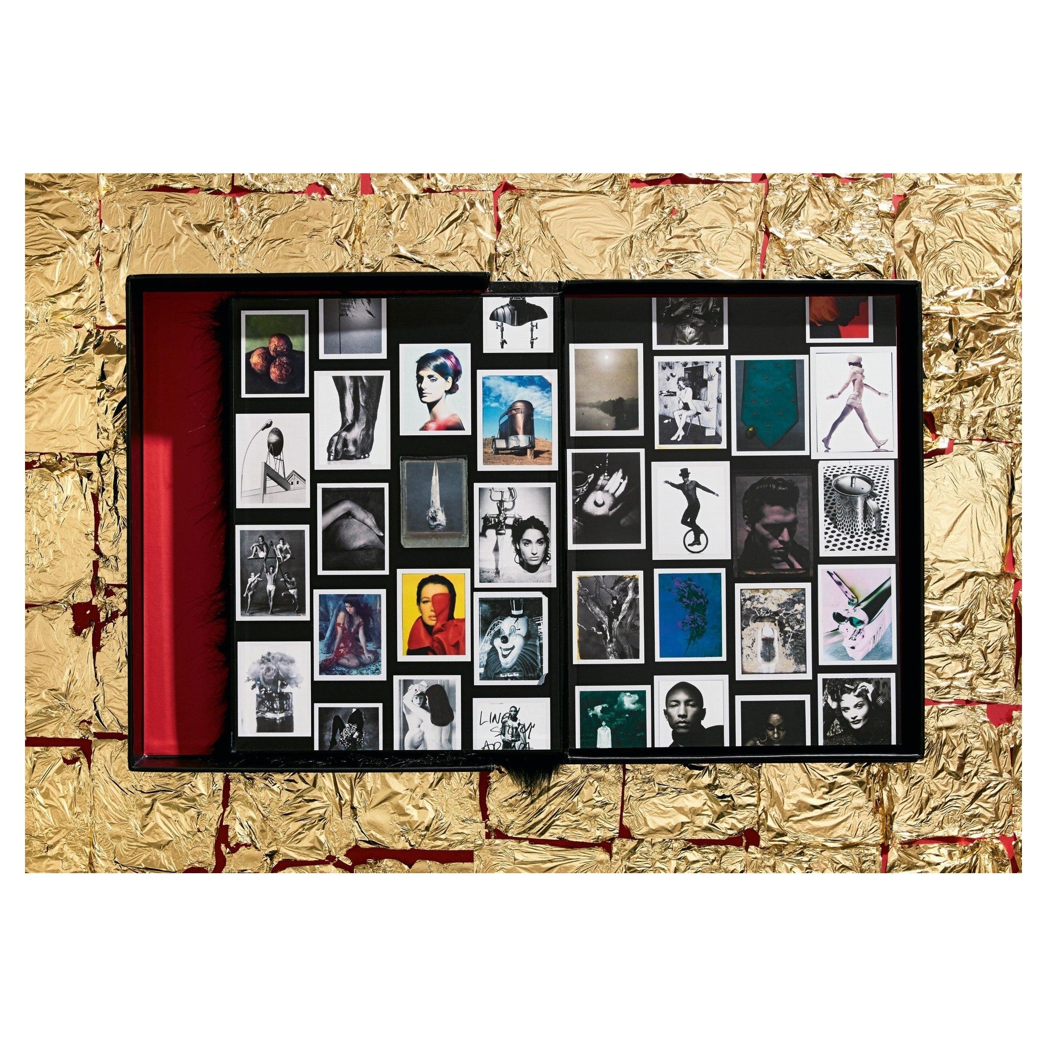 KAOS Buchrücken in Schwarz mit roter und gelber Typografie.