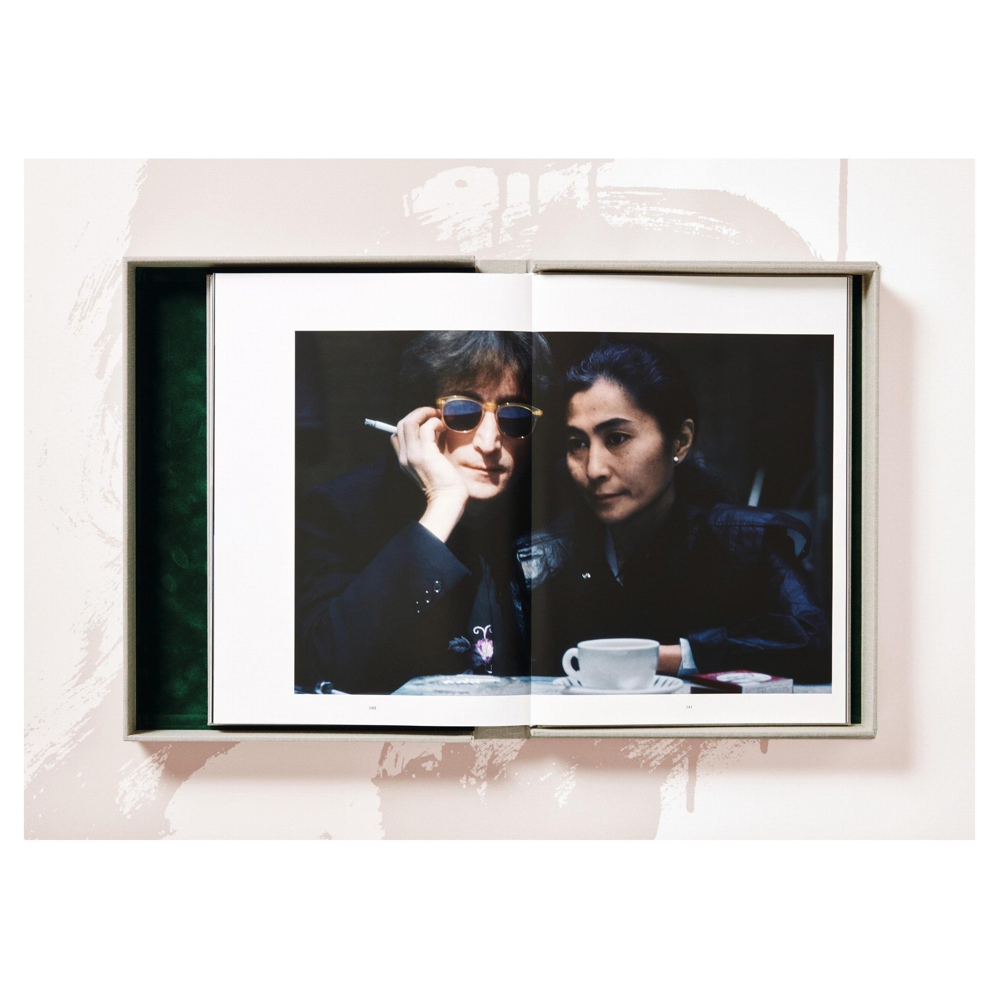 Nahaufnahme des Künstlerpaares Lennon und Ono im hochwertigen Leinencover