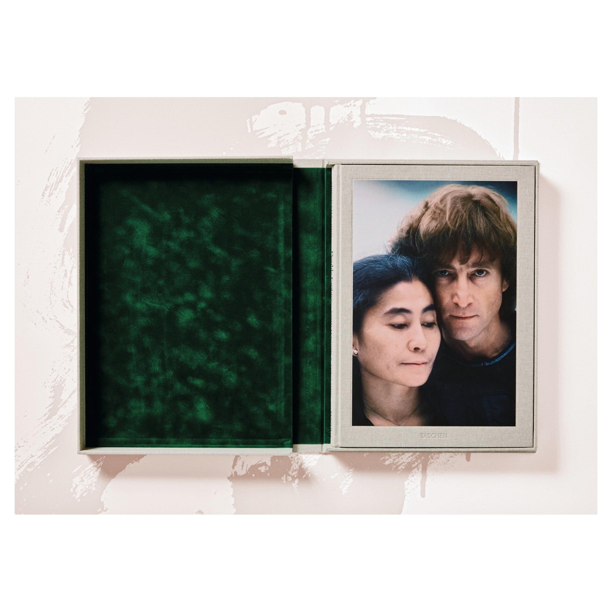 Limitierte Edition mit Fotografie von Lennon und Ono im strukturierten Leinenschuber