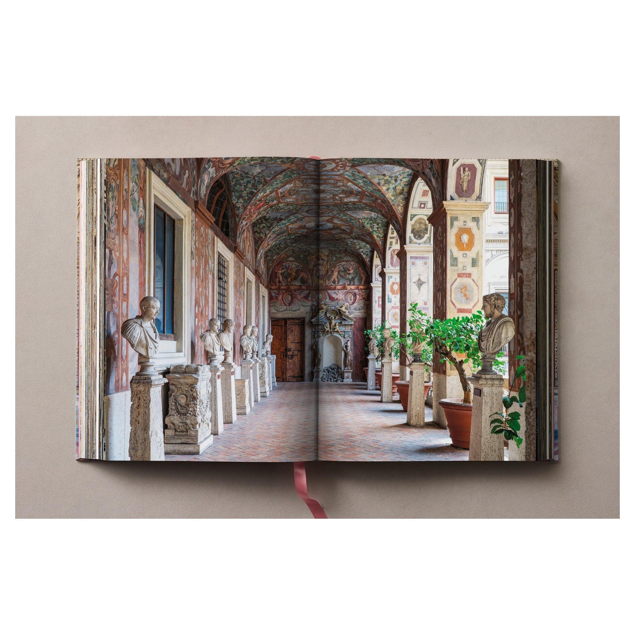 TASCHEN-Edition Italian Palaces mit elegantem Umschlag und feinen Texturen.