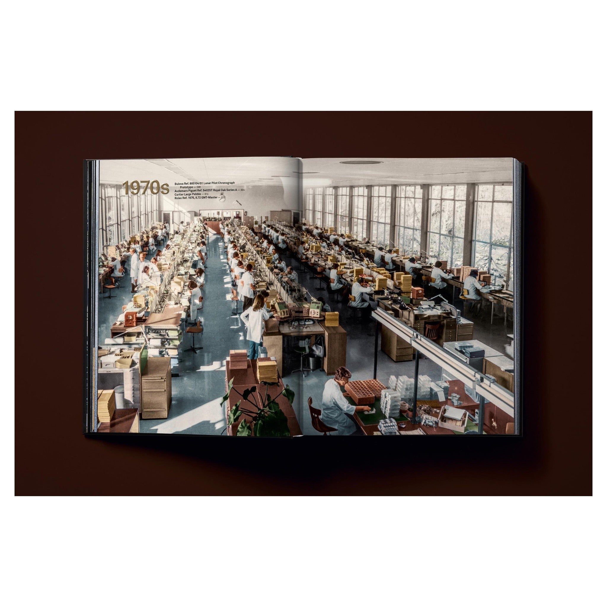 Das Buch im Schuber auf spiegelnder Oberfläche arrangiert.