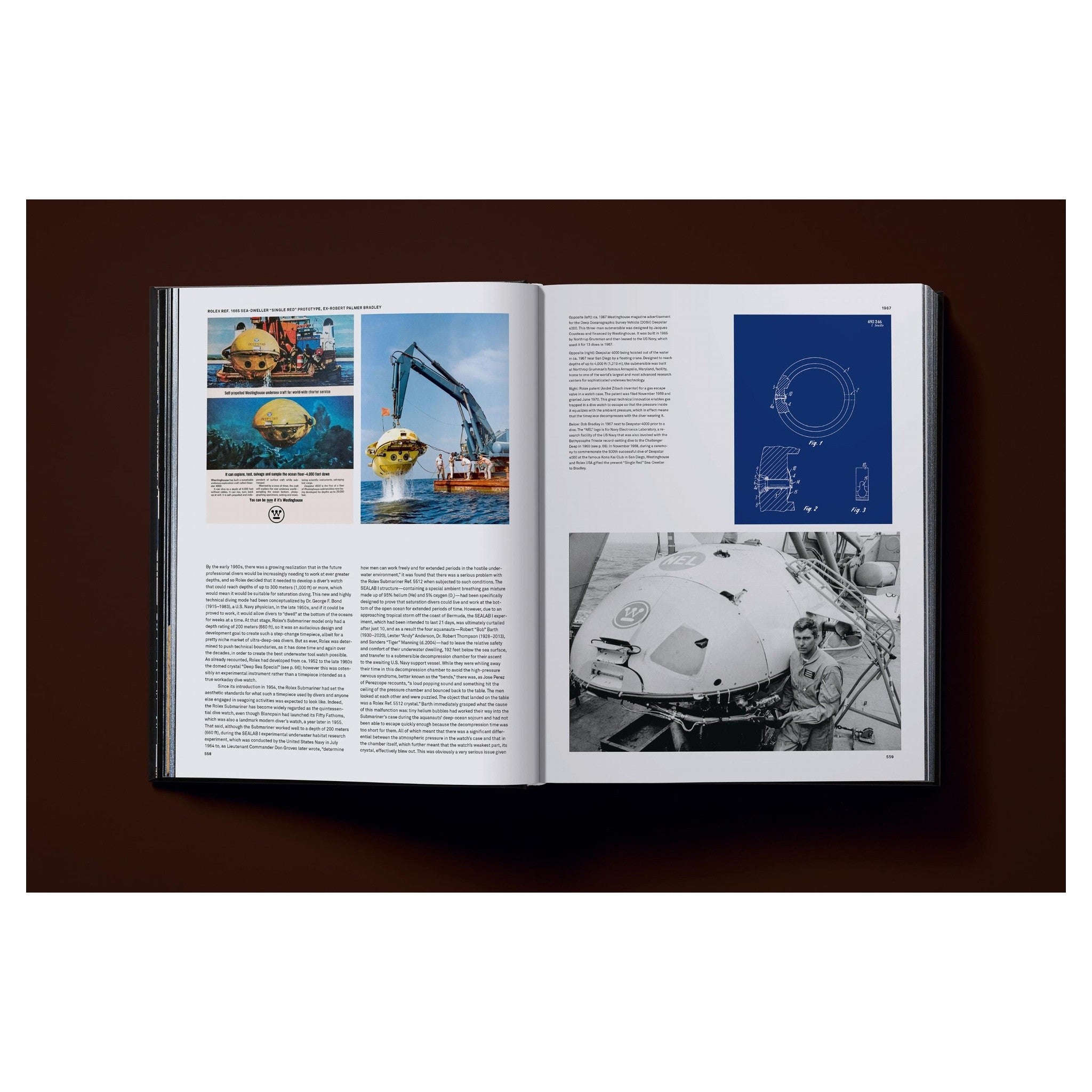 Ästhetische Buchkomposition mit dunklem Studiolicht