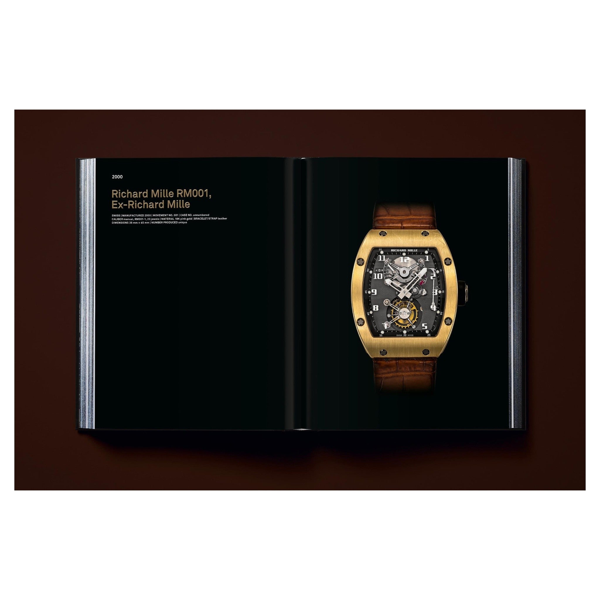 Komplexe technische Uhrwerkszeichnung auf blauem Cover scharf dargestellt.