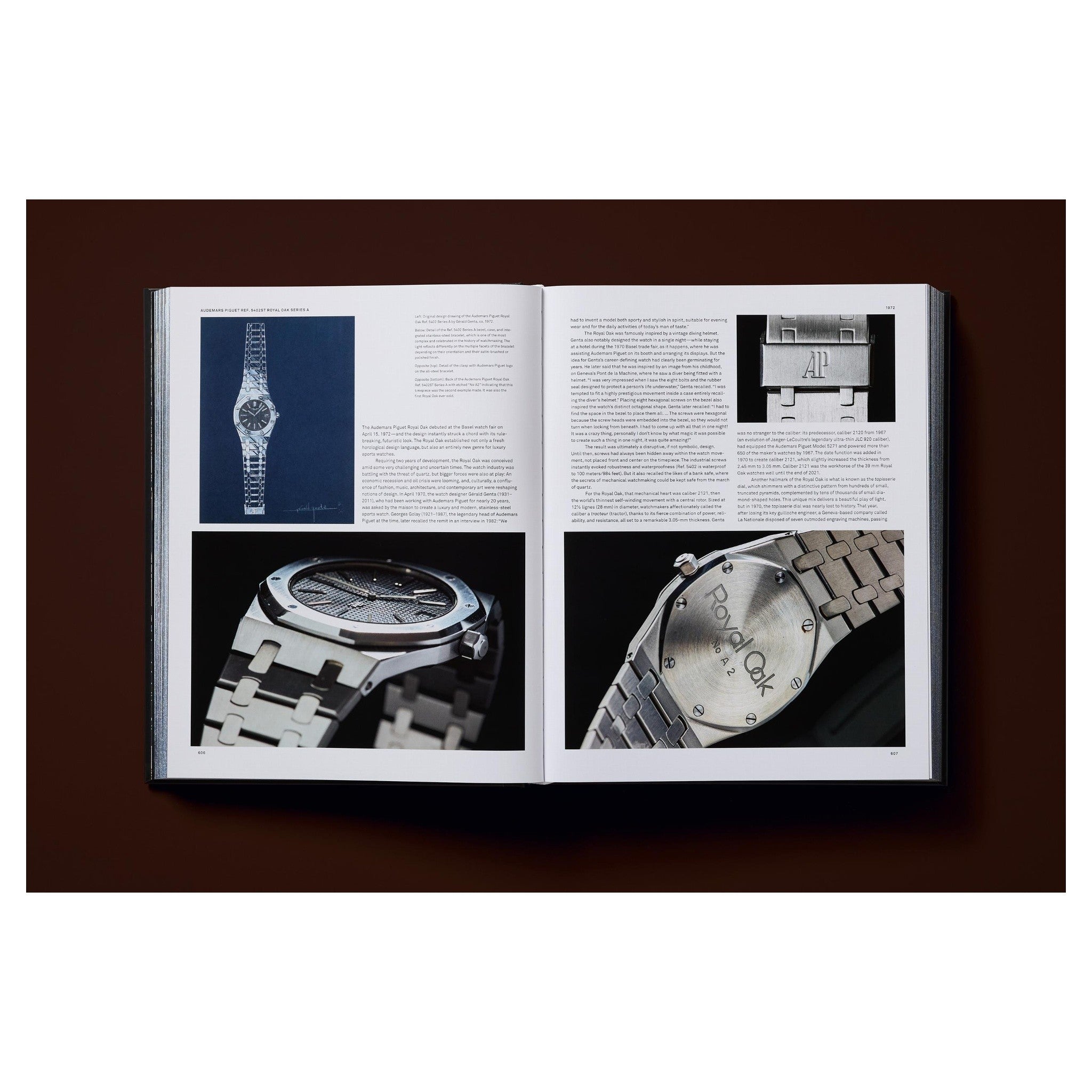 Der Schuber seitlich leicht geöffnet, Bände teilweise sichtbar.