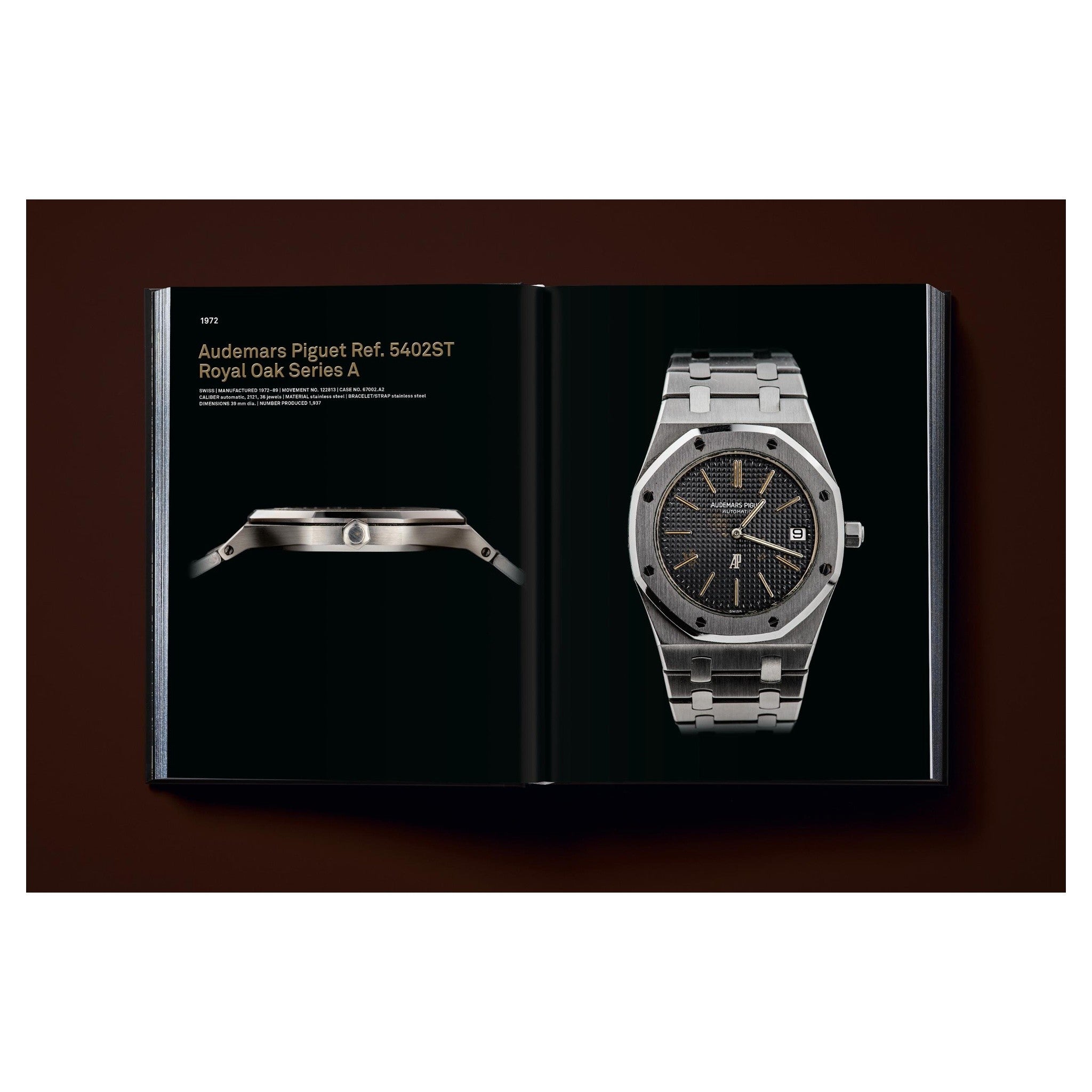 Stack aus Bänden und Schuber im architektonischen Layout fotografiert.