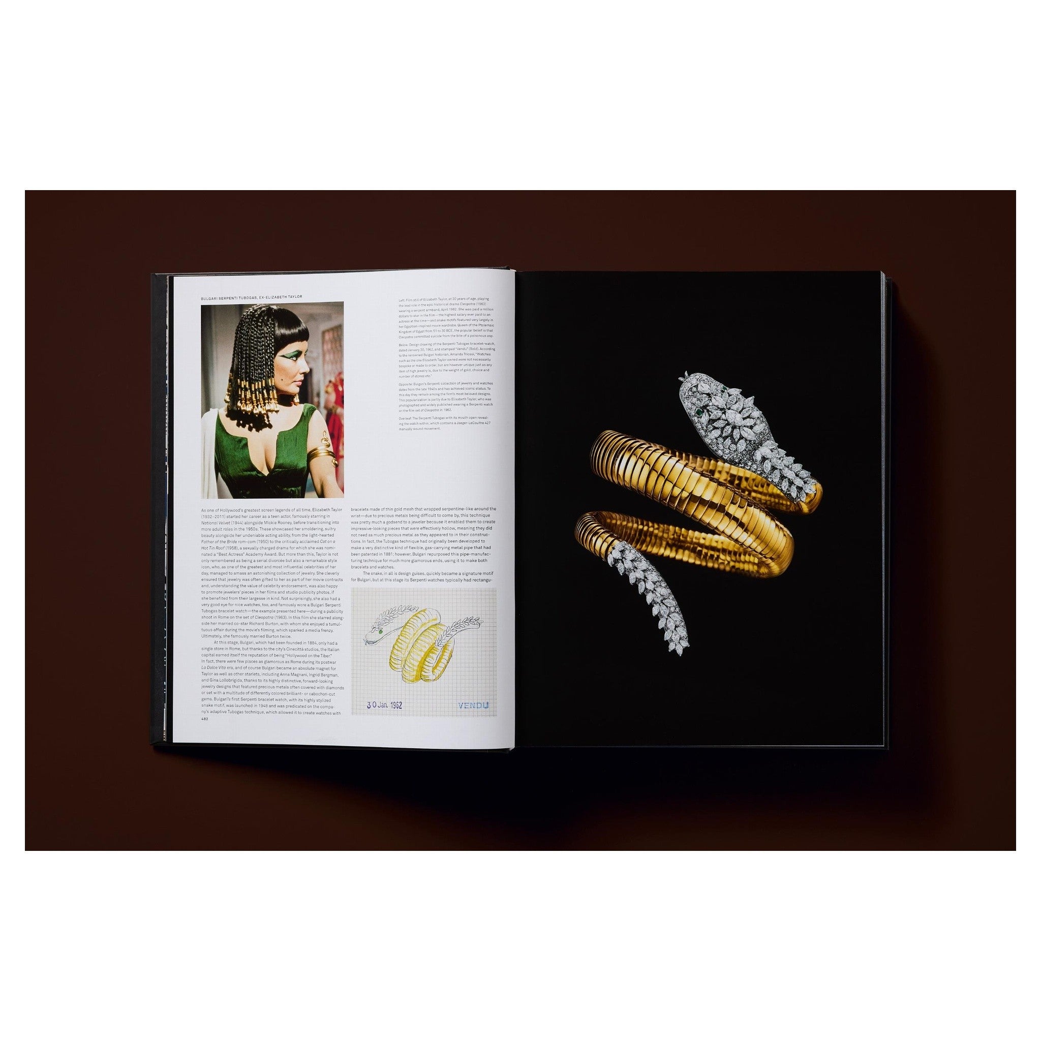 Luxuriöser Einband mit goldener Buchprägung im Studiolicht