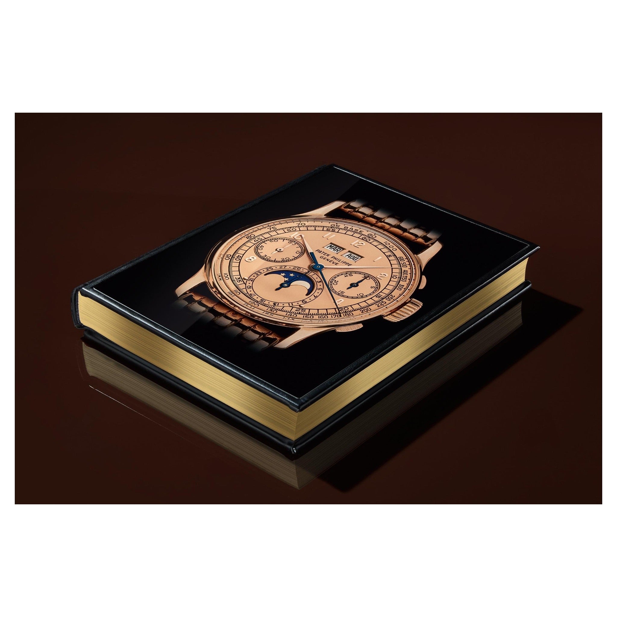 Fotografierte Seitenansicht des großen Uhrenbuchs mit robustem Einband.