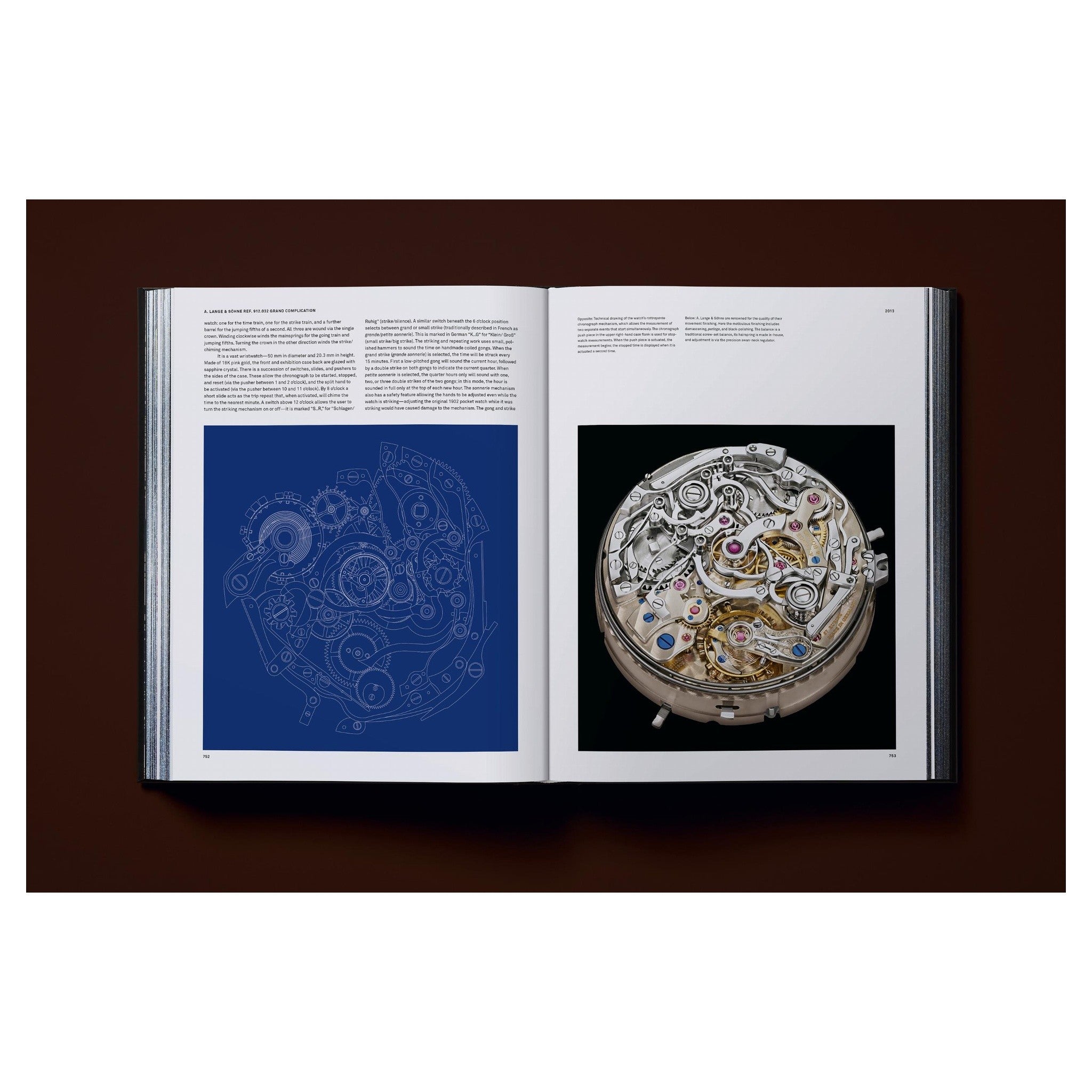 Blauer Einband mit detaillierter Zahnraddarstellung vor schwarzem Setting.