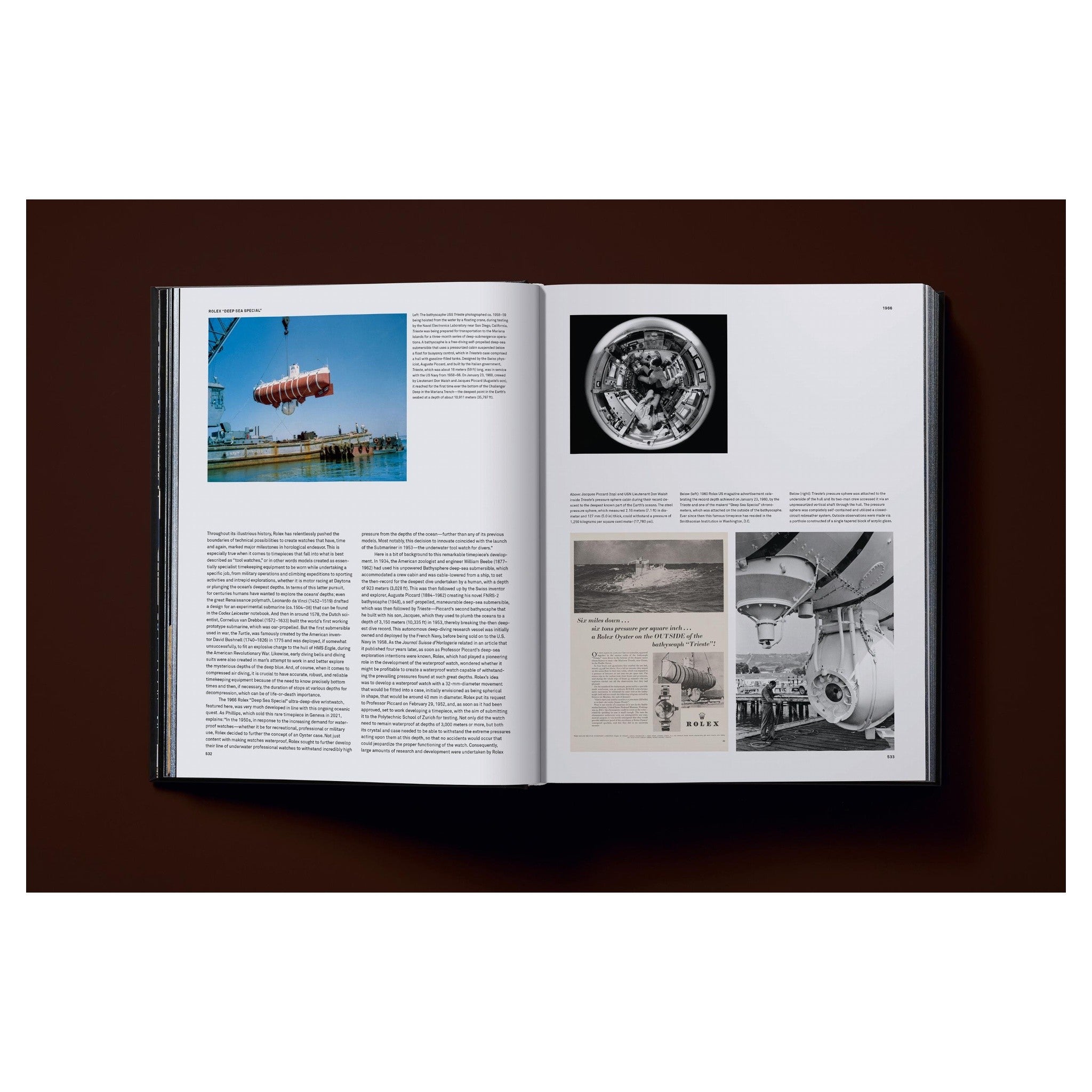 Das Doppelband geöffnet, mit sichtbaren Detailfotos historischer Uhren.