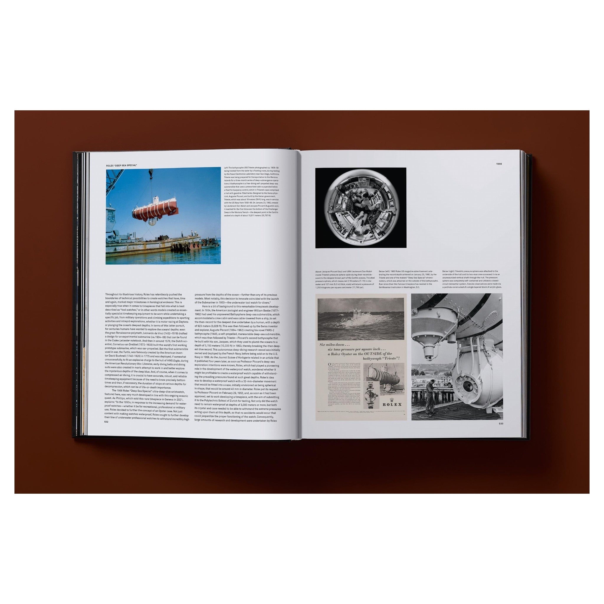 Historischer Zeitmesser in edler Präsentation auf Samtfläche