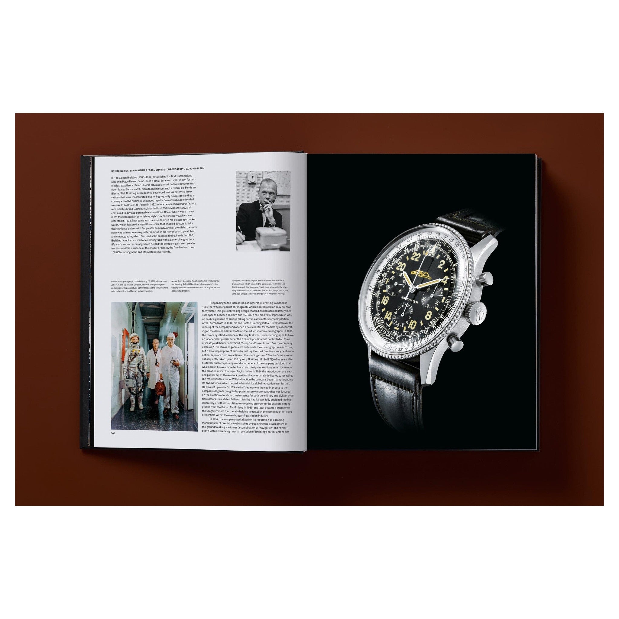 Elegante Vintage-Uhr vor dunklem Hintergrund stilvoll inszeniert