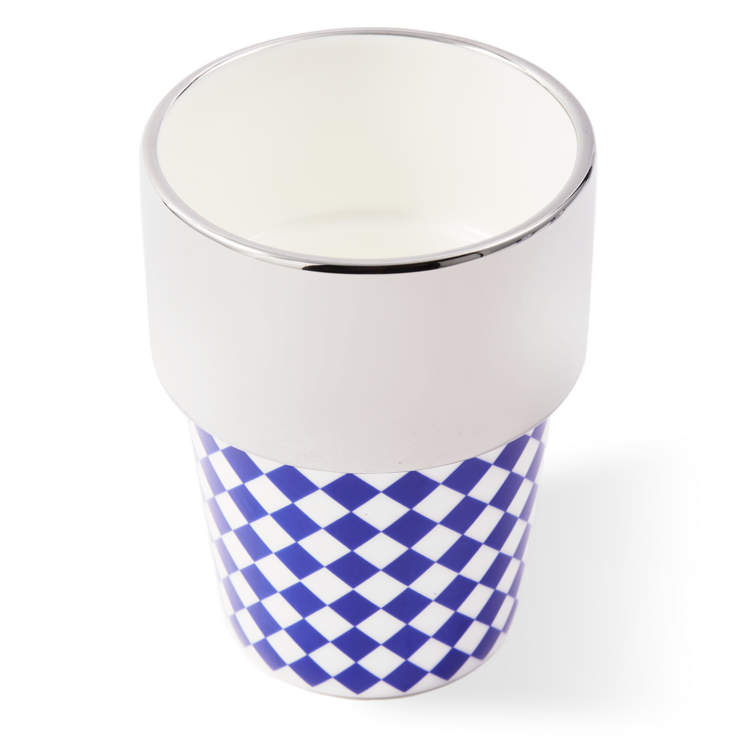 Detailansicht eines Porzellanbechers mit Streifenmuster und Silberoberfläche.