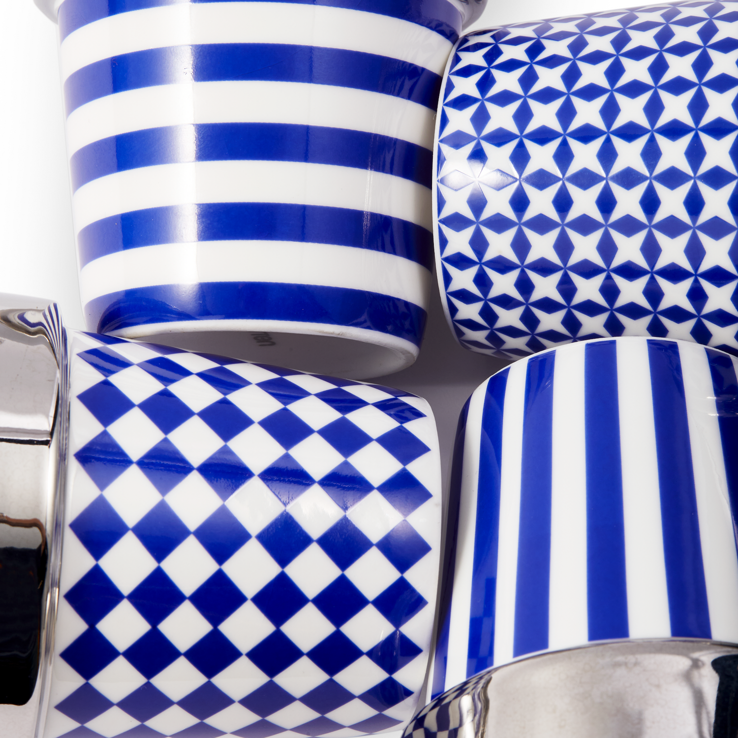 AUNTY MUGS Set mit verschiedenen grafischen Dekoren in Blau und Weiß.