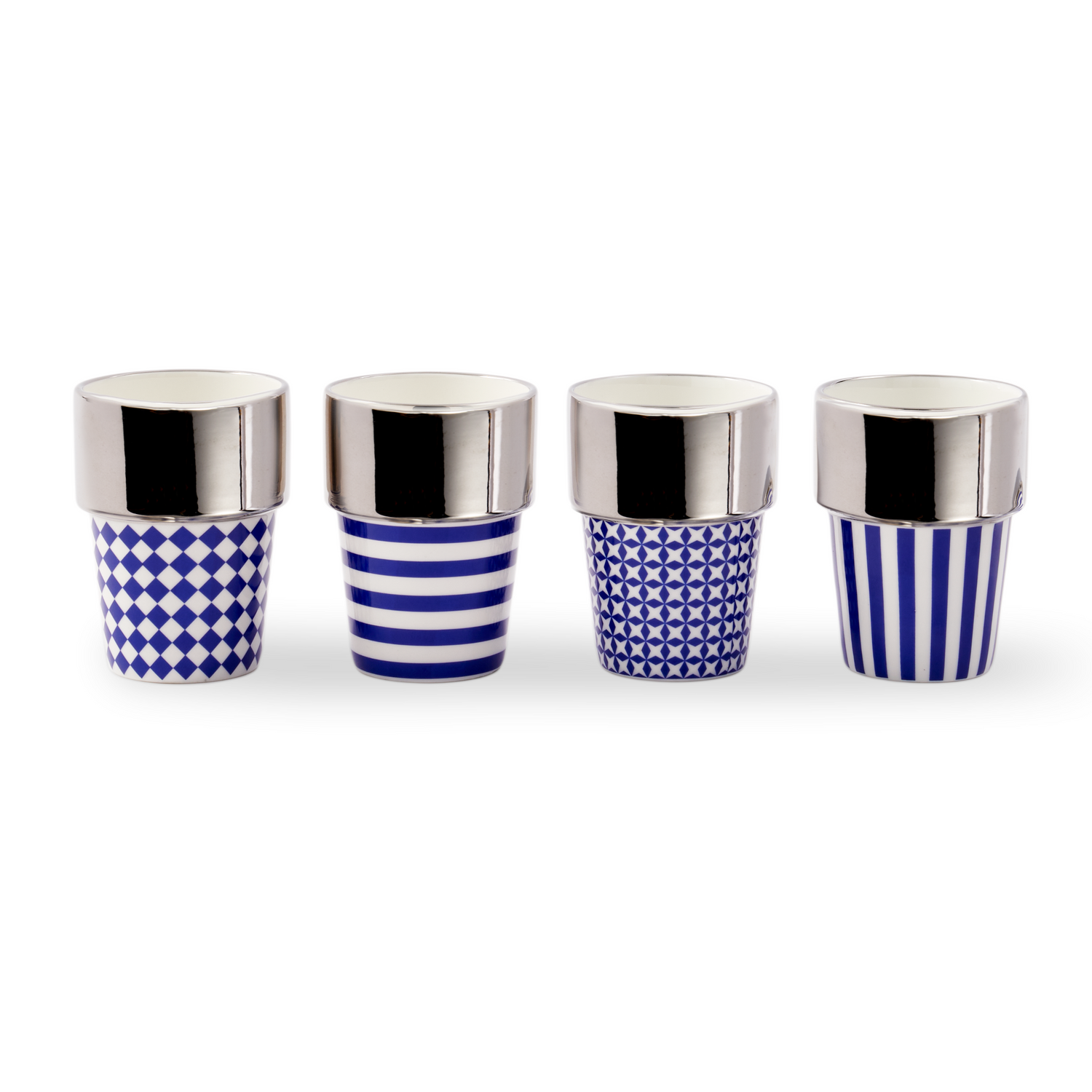 Vier AUNTY MUGS mit blau-weißen Mustern und glänzendem Silberrand.