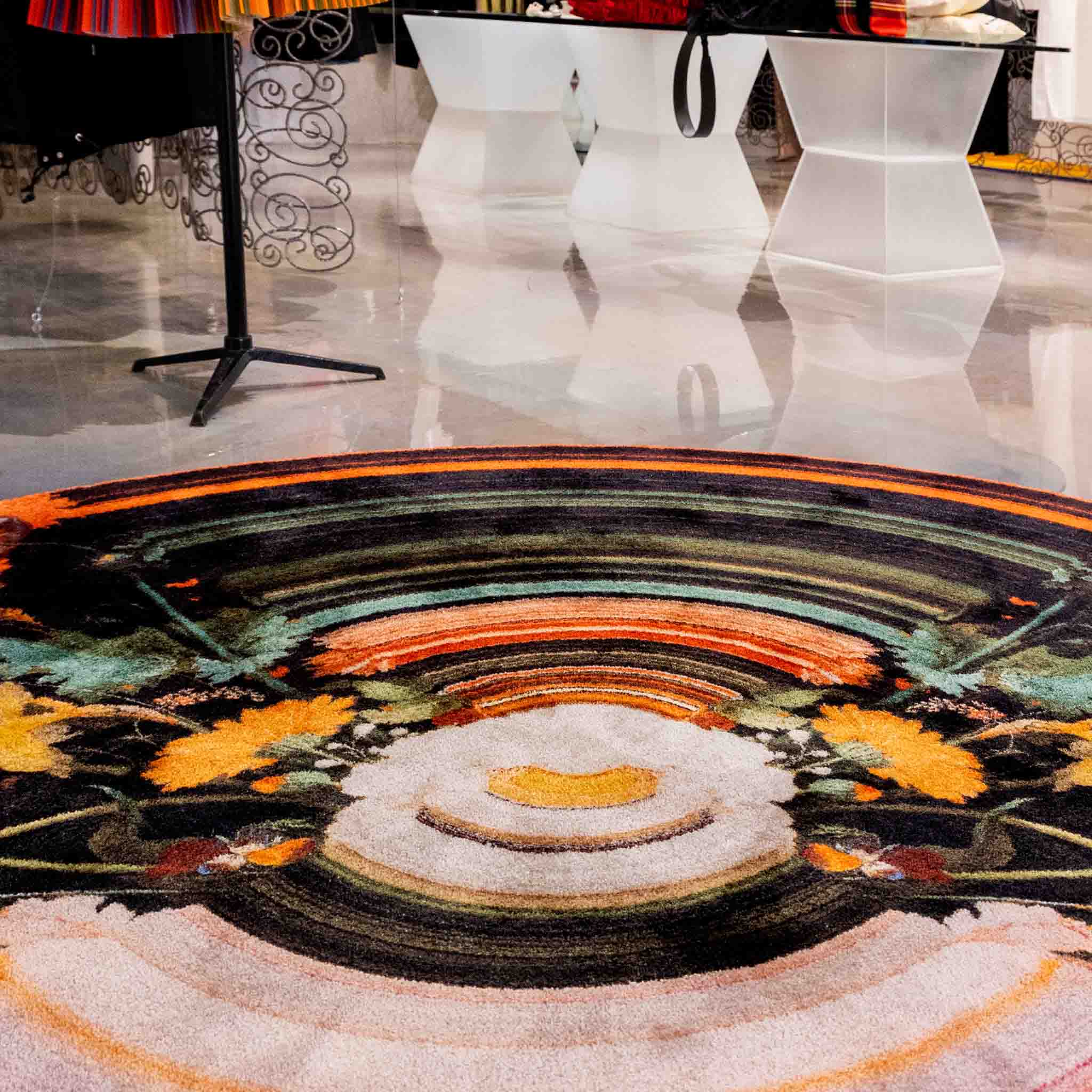 Teppich GLITCH ROUND HALF mit bunten Blumenmuster und Linien - Lifestylebild