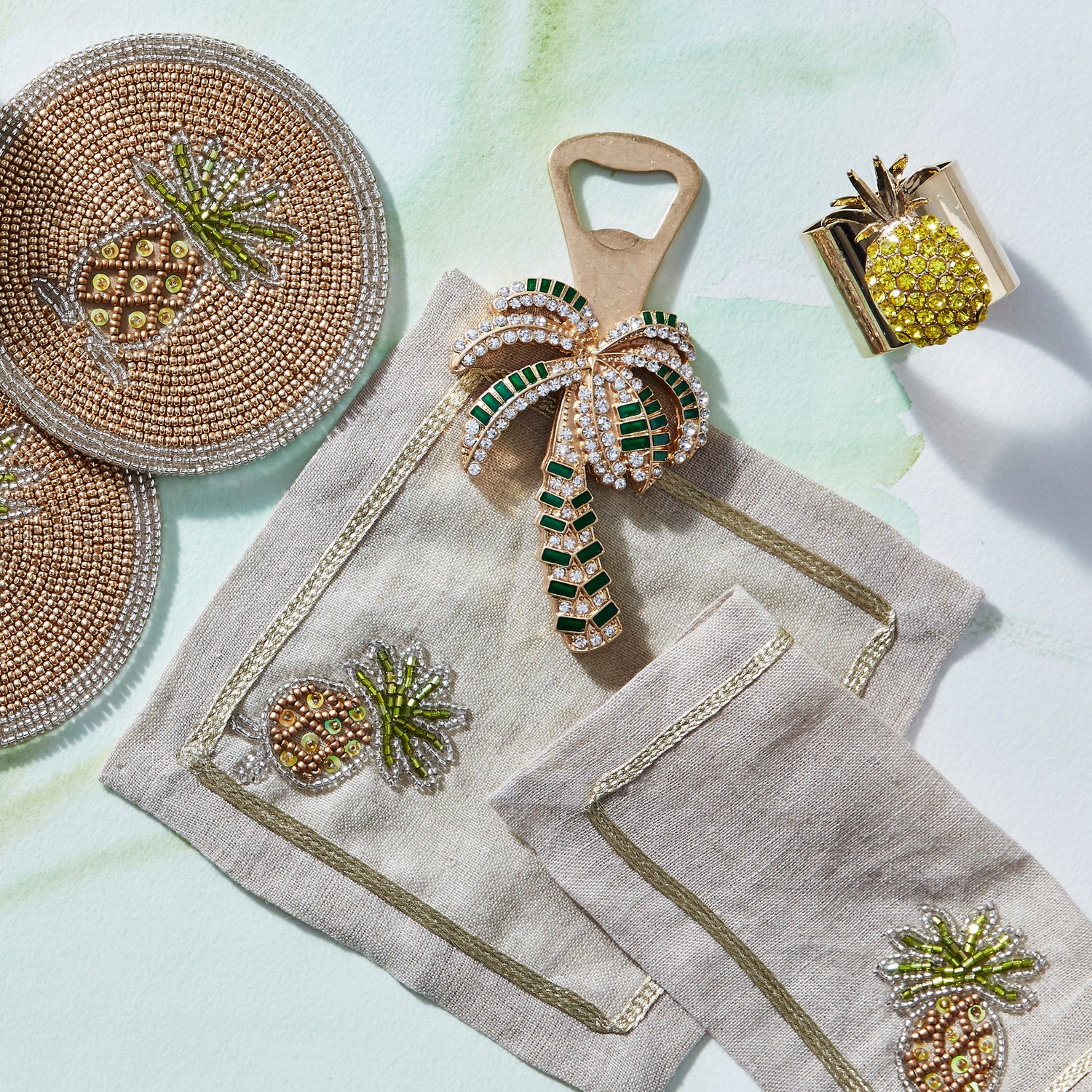 Tischdekoration mit Palmen und Ananas