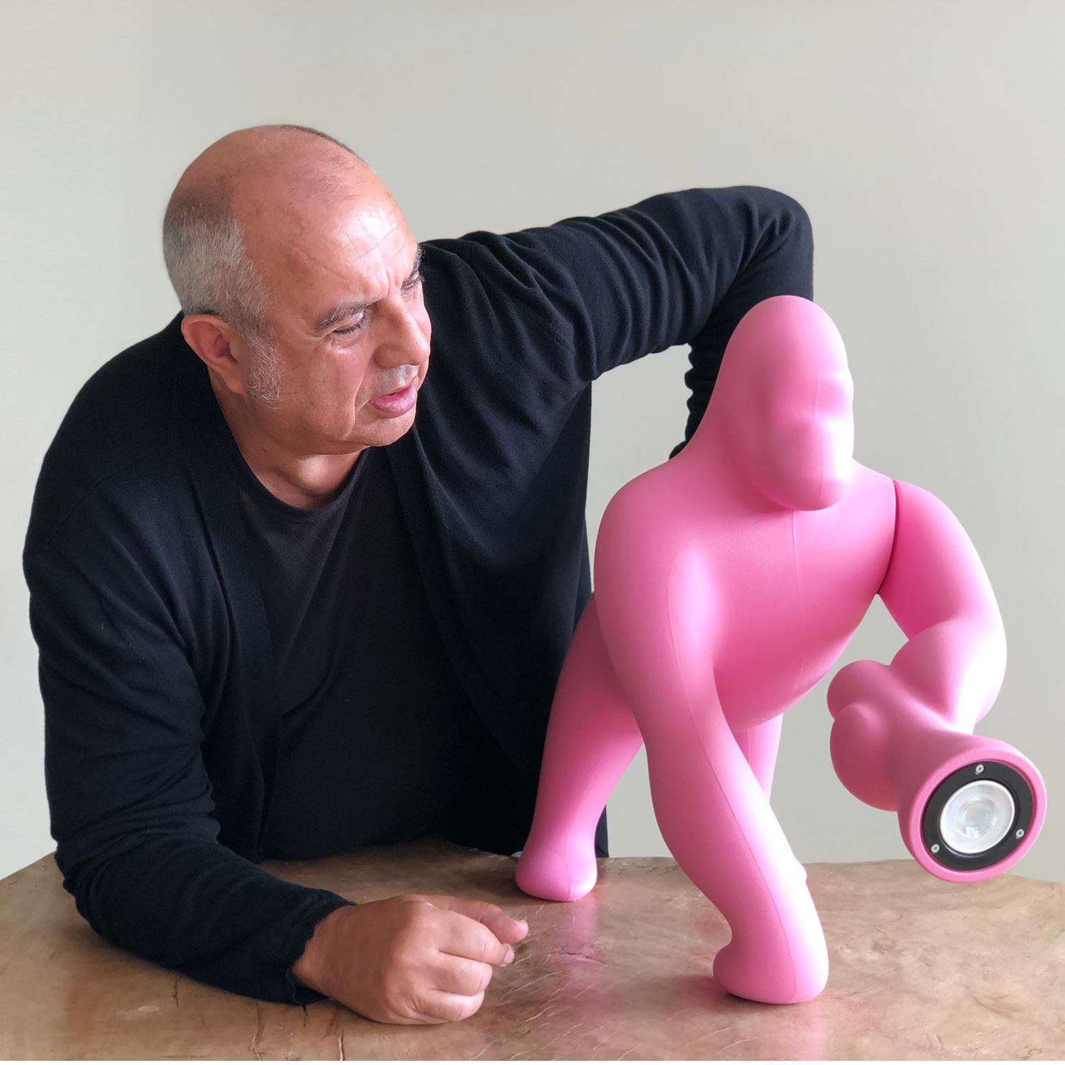 Designerlampe in Tierform mit pinkem Finish und flexiblem Lichtarm