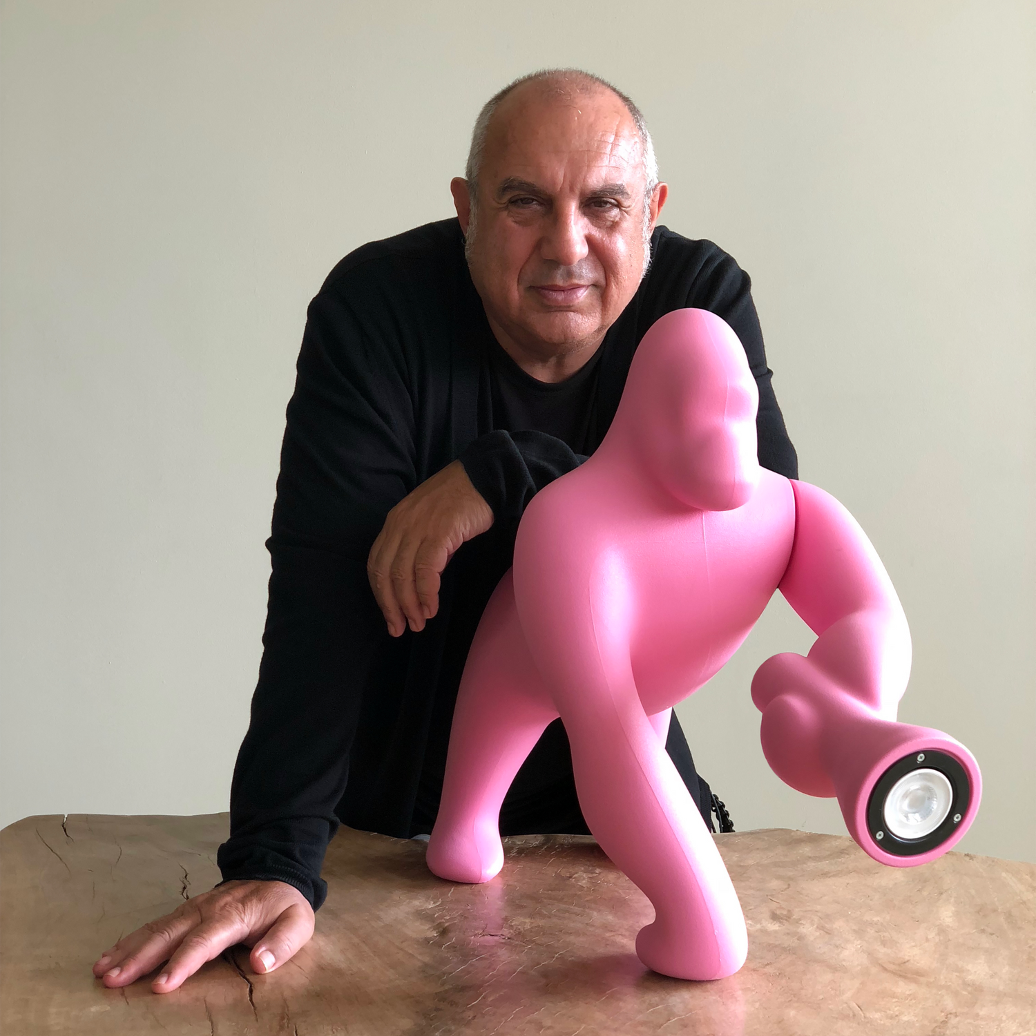 KONG XS in leuchtendem Pink von Qeeboo als Designobjekt