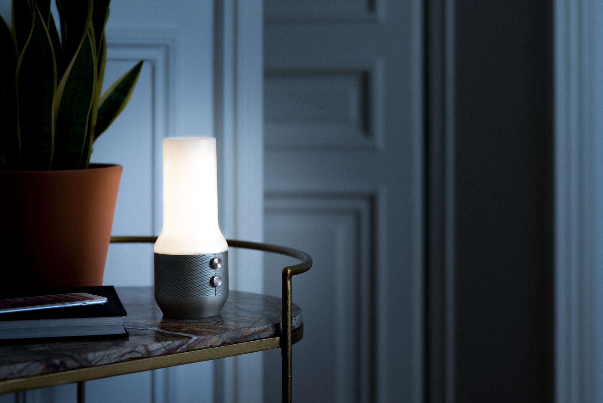 LED Tischleuchte inkl Lautsprecher & Powerbank TERRACE + in vers. Farben der Marke Lexon