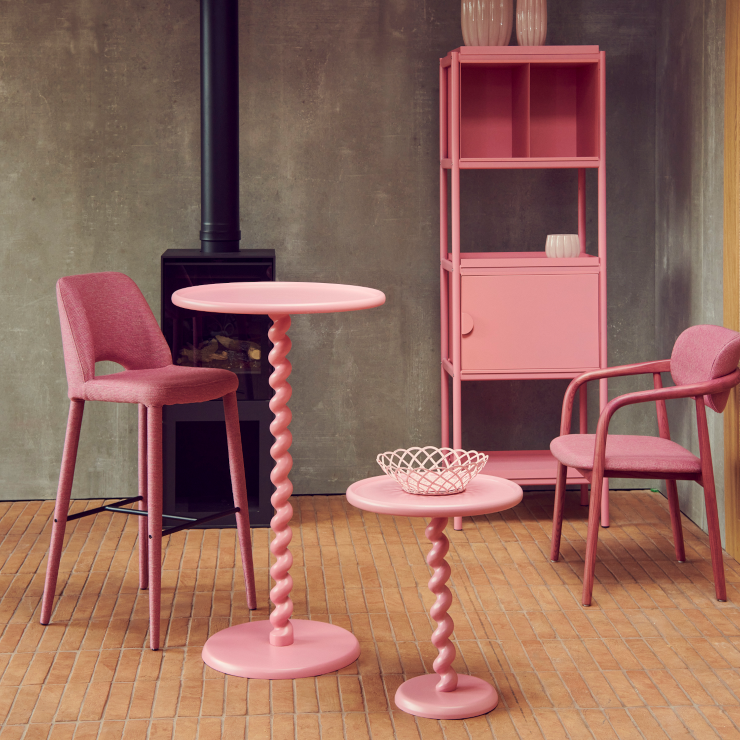 Regal mit geschlossenen und offenen Fächern in Schwarz