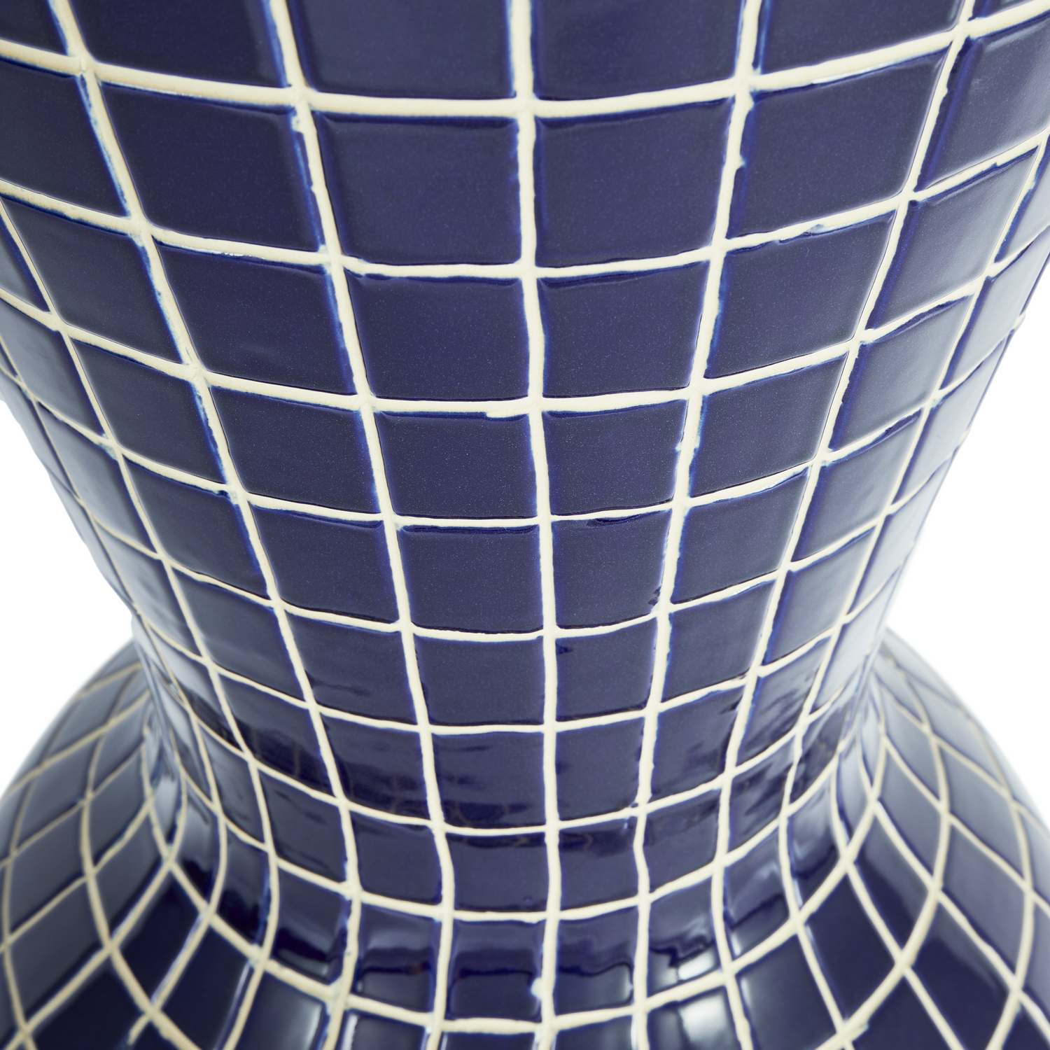 Detailansicht der blauen Keramikvase mit weißem Linienmuster.