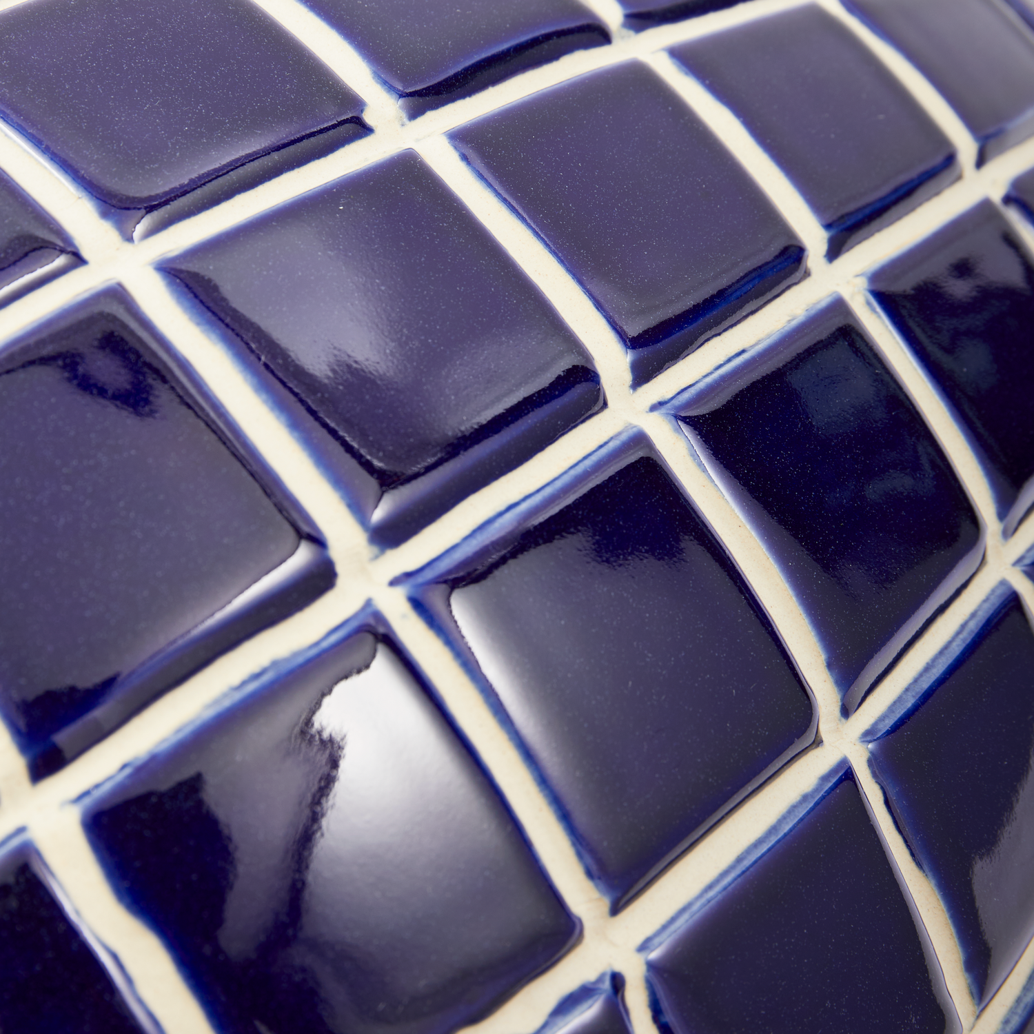 Keramikvase mit tiefblauer Glasur und handgezeichnetem Linienmuster.