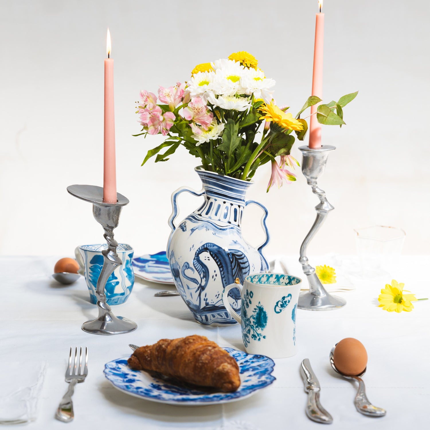 Verzogene Henkelvase mit traditioneller Illustration in Blau - Diesel living with Seletti