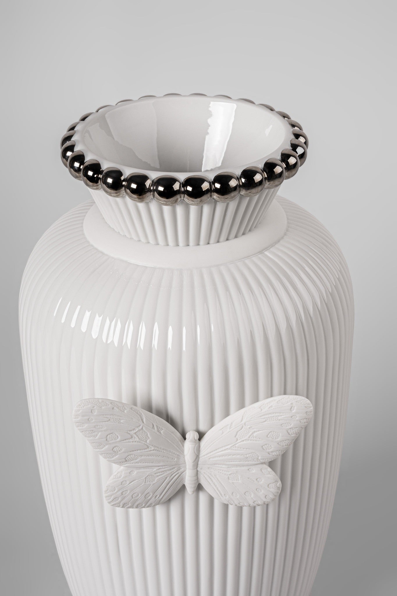 Frontansicht der eleganten, handgefertigten Porzellanvase